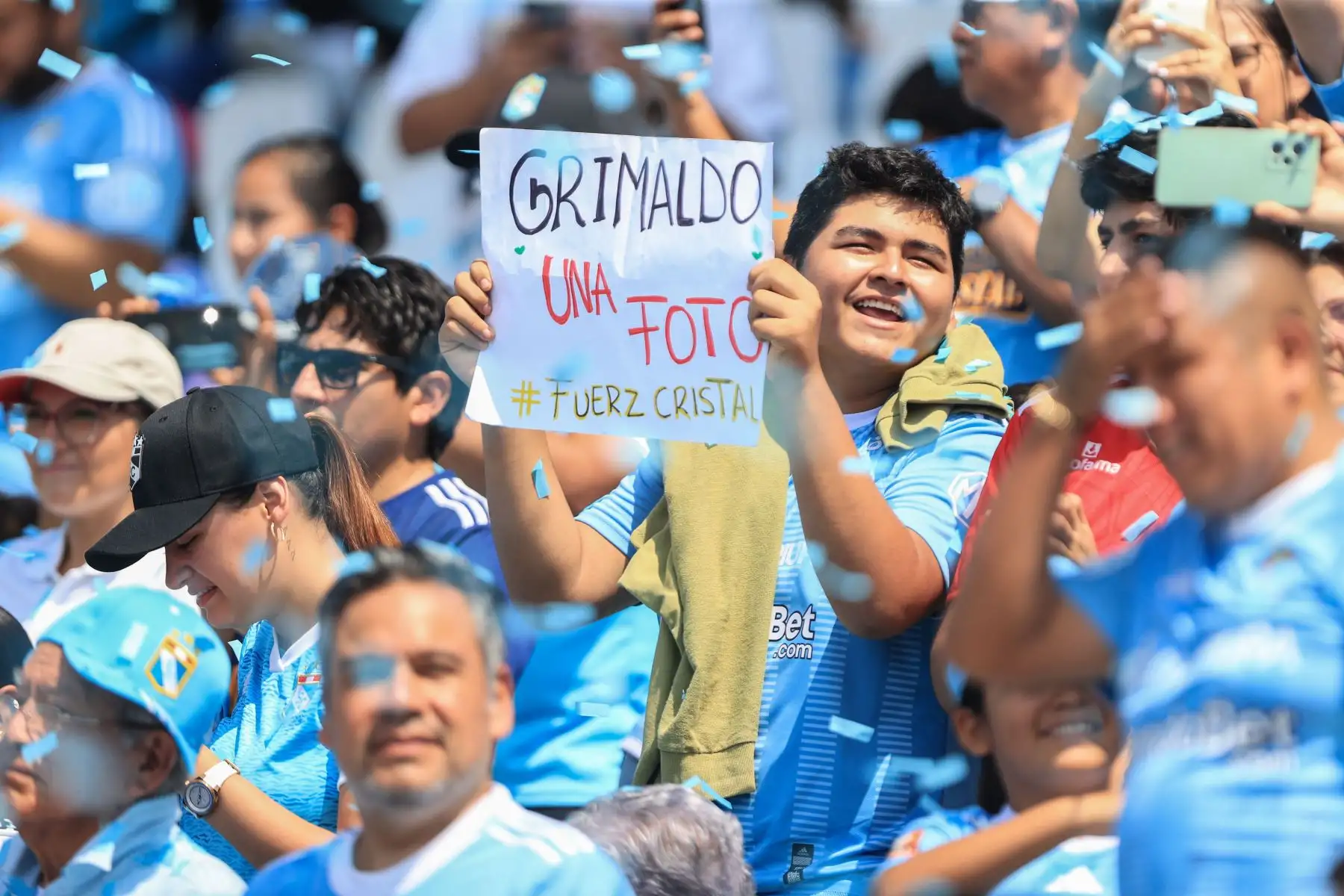 Hinchas de Sporting Cristal alientan a su equipo en el estadio Alberto Gallardo, previo al encuentro del cuadro rimense ante Cusco FC por el Torneo Apertura. Foto: ANDINA/Jhonel Rodríguez Robles