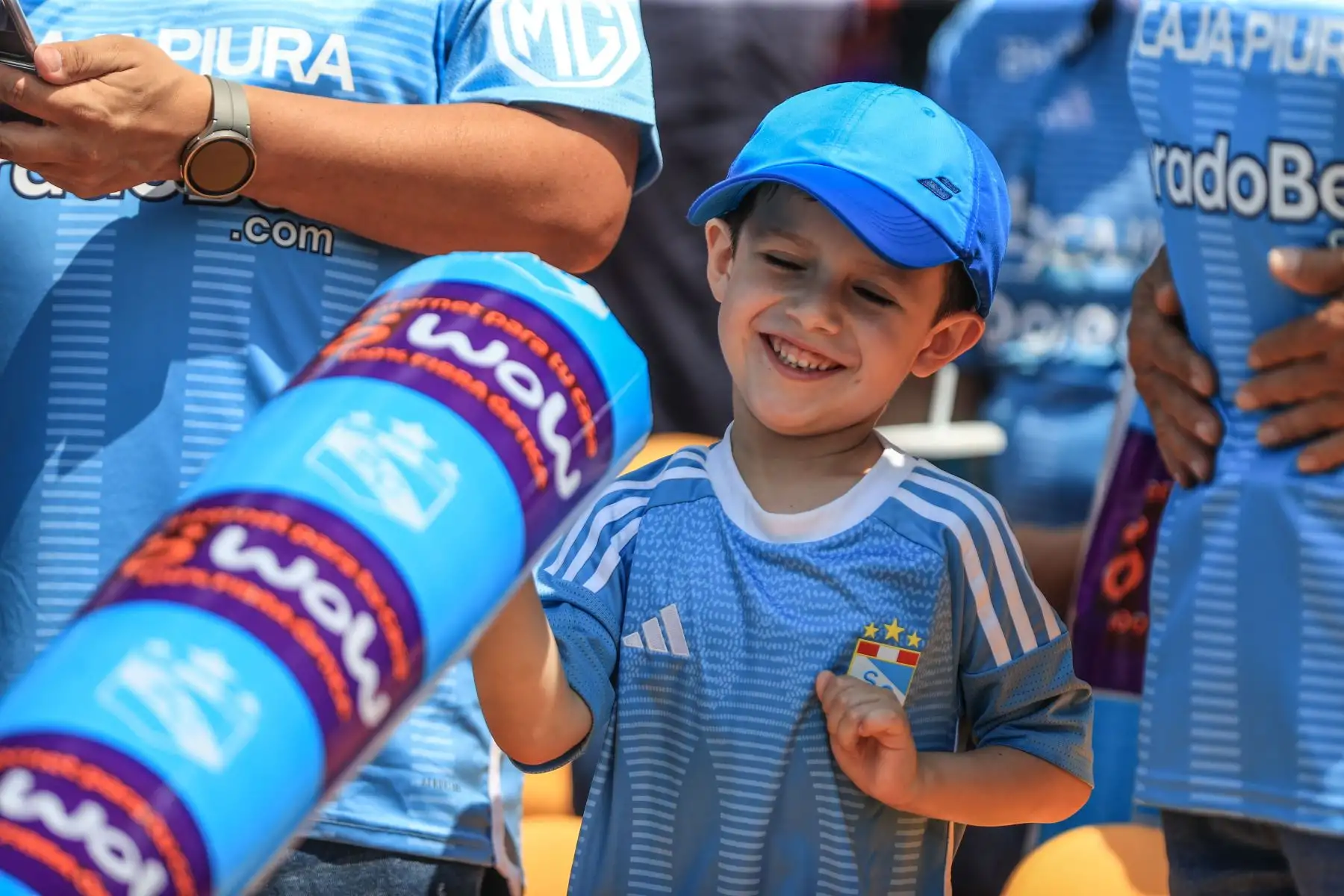 Hinchas de Sporting Cristal alientan a su equipo en el estadio Alberto Gallardo, previo al encuentro del cuadro rimense ante Cusco FC por el Torneo Apertura. Foto: ANDINA/Jhonel Rodríguez Robles