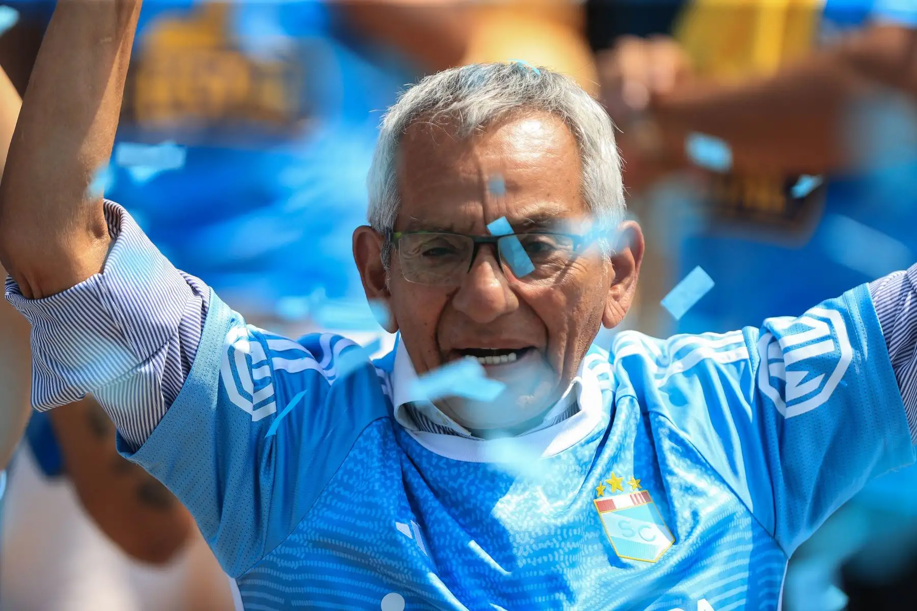 Hinchas de Sporting Cristal alientan a su equipo en el estadio Alberto Gallardo, previo al encuentro del cuadro rimense ante Cusco FC por el Torneo Apertura. Foto: ANDINA/Jhonel Rodríguez Robles