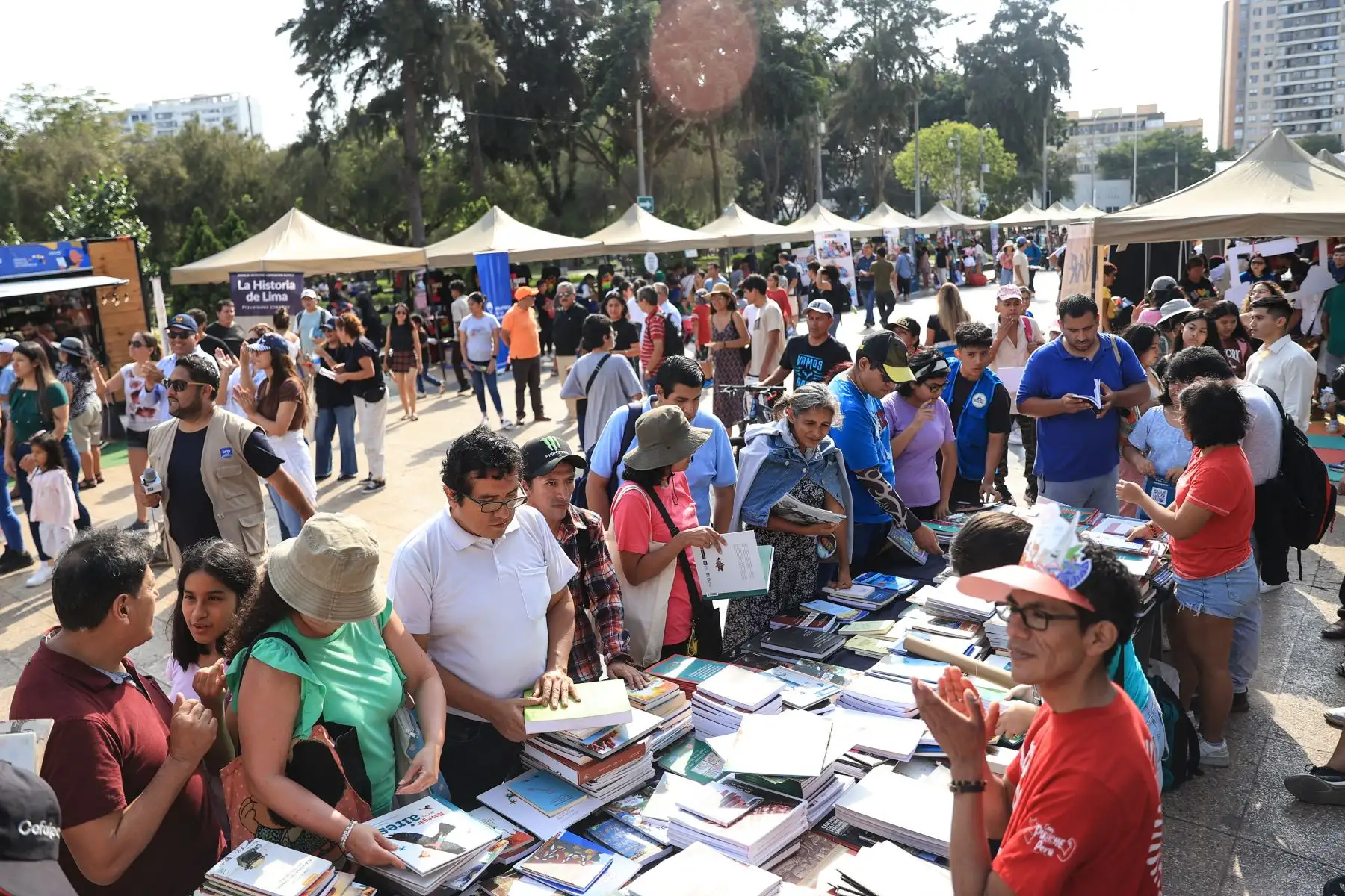 El "Gran Festival del Libro y la Lectura: ¡Un libro te cambia la vida!” se desarrolla en Campo de Marte. Niños, jóvenes y adultos acuden a disfrutar del evento. Foto: ANDINA/Jhonel Rodríguez Robles