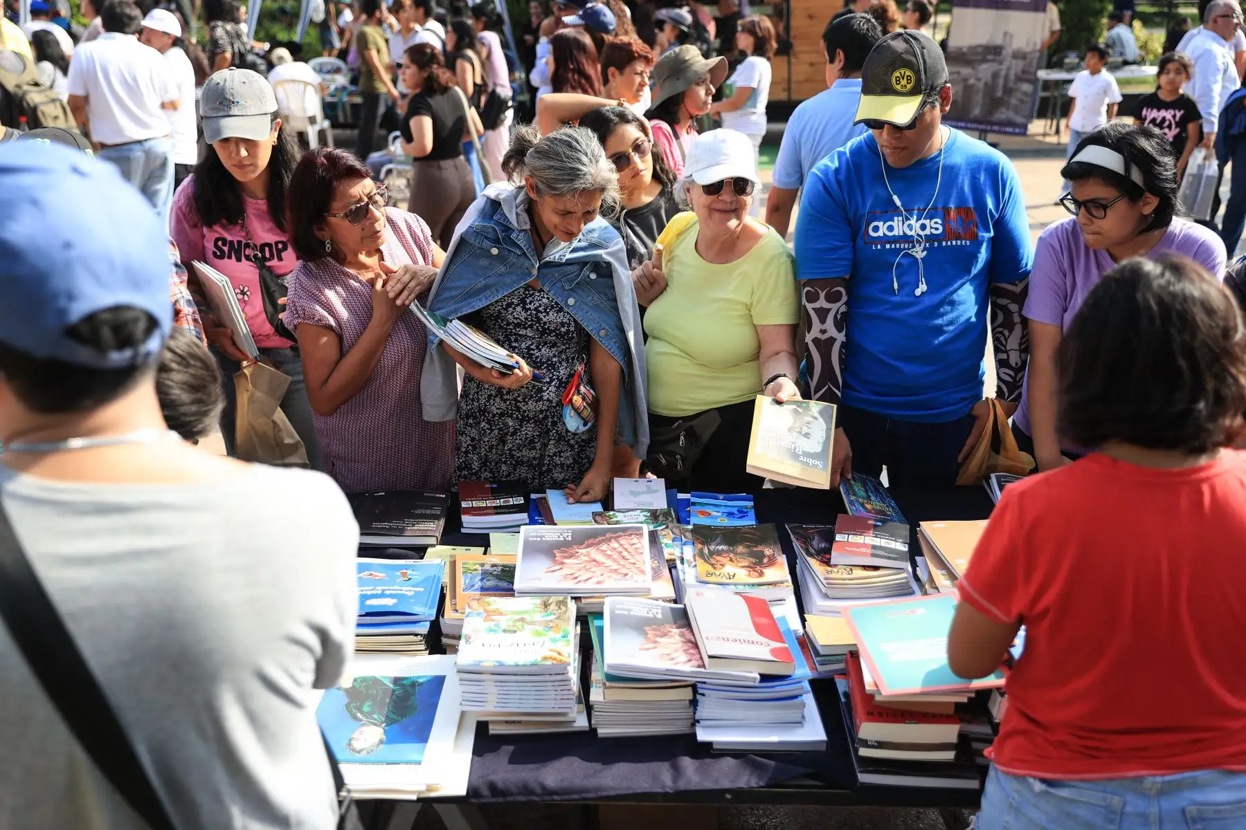 El "Gran Festival del Libro y la Lectura: ¡Un libro te cambia la vida!” se desarrolla en Campo de Marte. Niños, jóvenes y adultos acuden a disfrutar del evento. Foto: ANDINA/Jhonel Rodríguez Robles