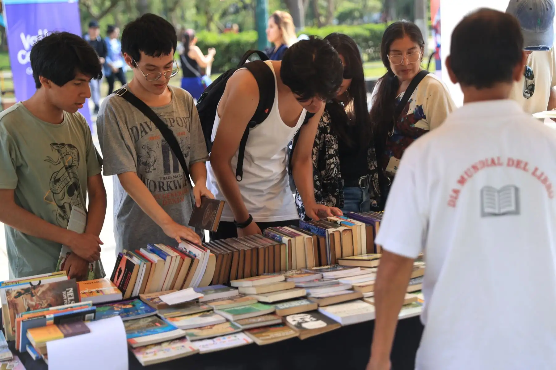 El "Gran Festival del Libro y la Lectura: ¡Un libro te cambia la vida!” se desarrolla en Campo de Marte. Niños, jóvenes y adultos acuden a disfrutar del evento. Foto: ANDINA/Jhonel Rodríguez Robles