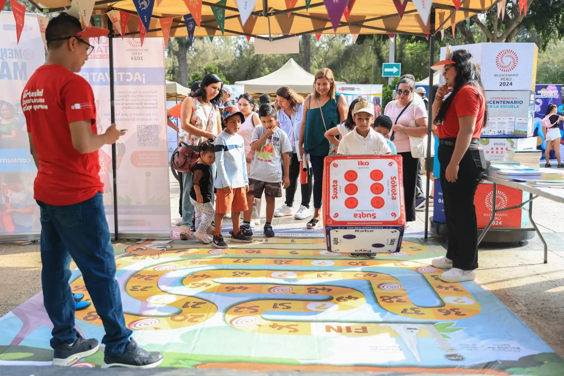 El "Gran Festival del Libro y la Lectura: ¡Un libro te cambia la vida!” se desarrolla en Campo de Marte. Niños, jóvenes y adultos acuden a disfrutar de la lectura. Foto: ANDINA/Jhonel Rodríguez Robles
