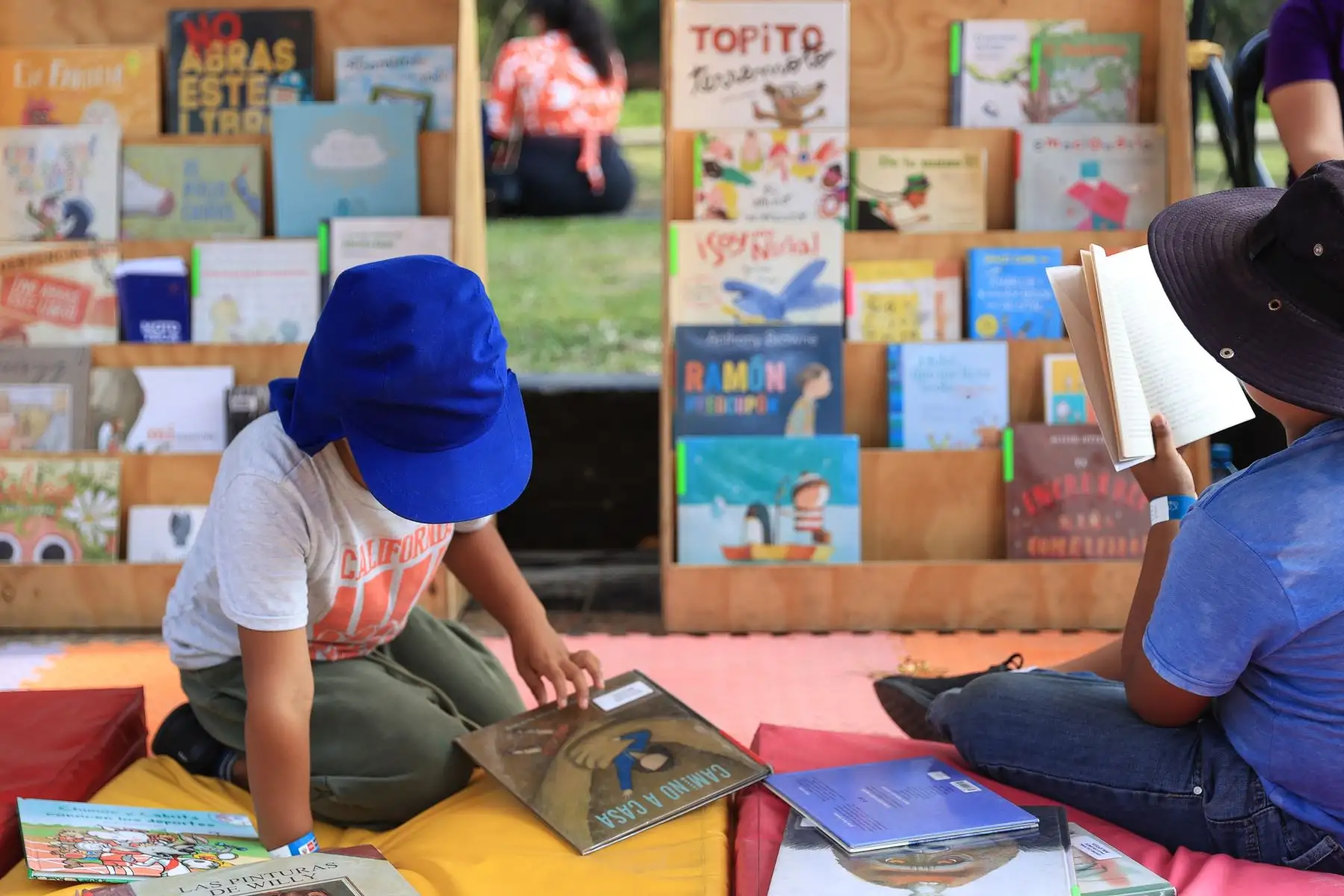 El "Gran Festival del Libro y la Lectura: ¡Un libro te cambia la vida!” se desarrolla en Campo de Marte. Niños, jóvenes y adultos acuden a disfrutar de la lectura. Foto: ANDINA/Jhonel Rodríguez Robles