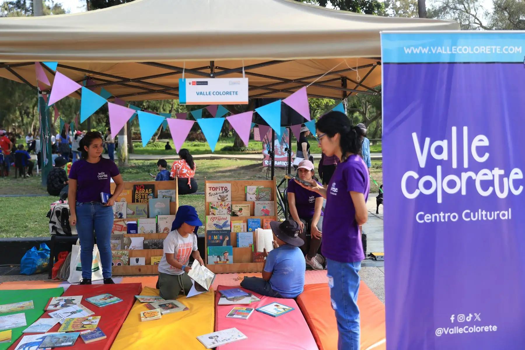 El "Gran Festival del Libro y la Lectura: ¡Un libro te cambia la vida!” se desarrolla en Campo de Marte. Niños, jóvenes y adultos acuden a disfrutar de la lectura. Foto: ANDINA/Jhonel Rodríguez Robles