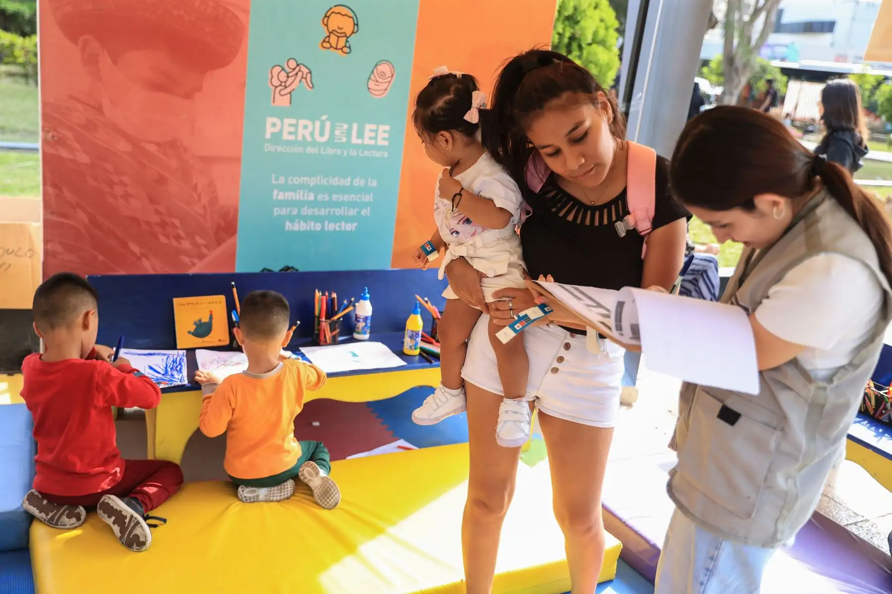 El "Gran Festival del Libro y la Lectura: ¡Un libro te cambia la vida!” se desarrolla en Campo de Marte. Niños, jóvenes y adultos acuden a disfrutar de la lectura. Foto: ANDINA/Jhonel Rodríguez Robles