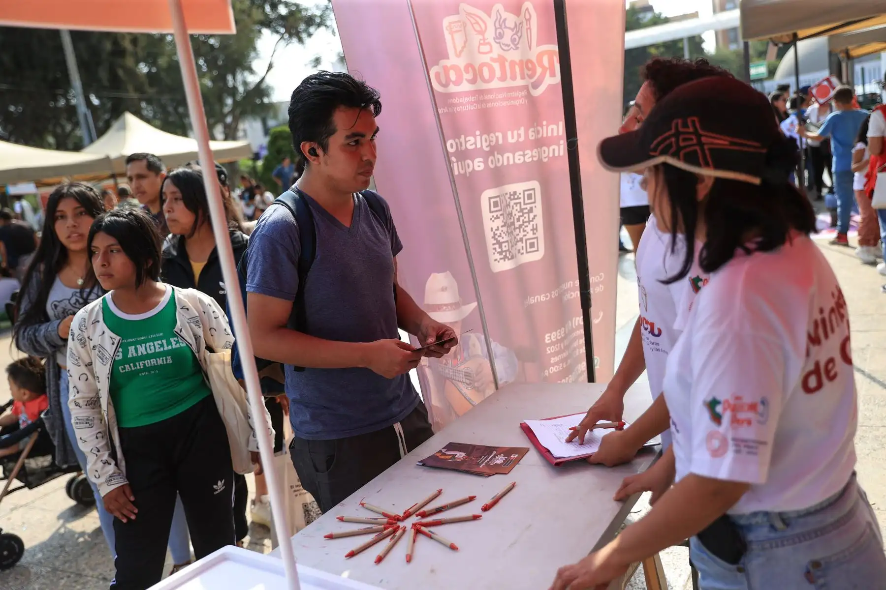 El "Gran Festival del Libro y la Lectura: ¡Un libro te cambia la vida!” se desarrolla en Campo de Marte. Niños, jóvenes y adultos acuden a disfrutar de la lectura. Foto: ANDINA/Jhonel Rodríguez Robles