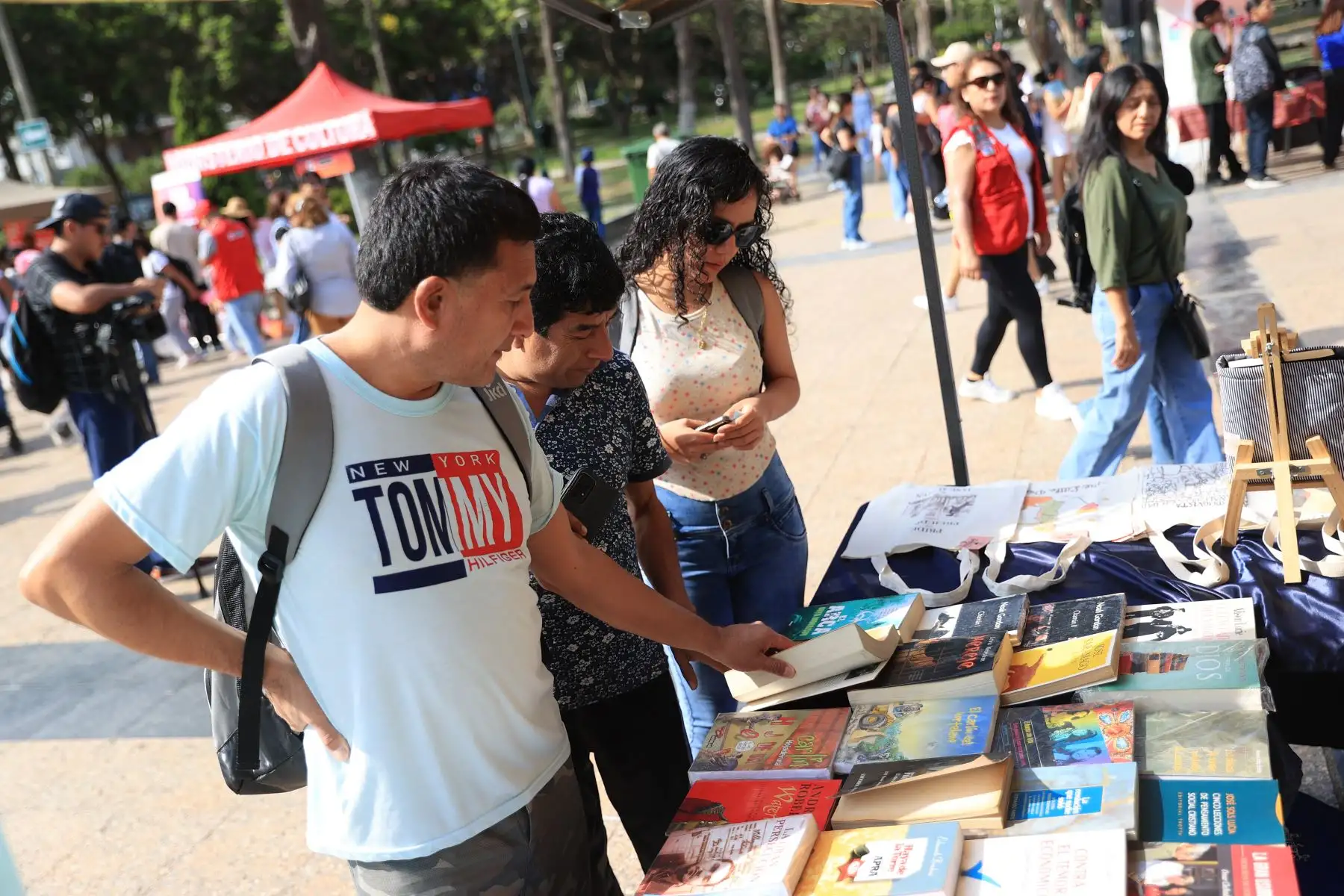 El "Gran Festival del Libro y la Lectura: ¡Un libro te cambia la vida!” se desarrolla en Campo de Marte. Niños, jóvenes y adultos acuden a disfrutar de la lectura. Foto: ANDINA/Jhonel Rodríguez Robles