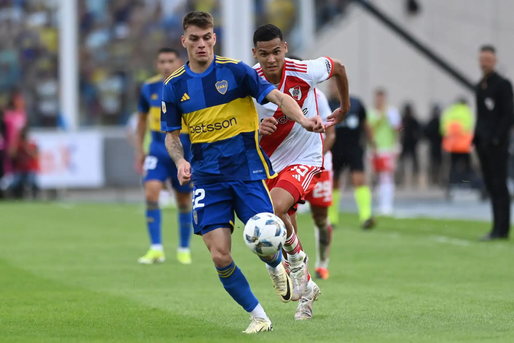 Marcelo Herrera de River Plate disputa el balón con Kevin Zenón de Boca Juniors este domingo, en un partido de los cuartos de final de la Copa de la Liga argentina entre River Plate y Boca Juniors en el estadio Mario Alberto Kempes en Córdoba,Argentina. Foto: EFE