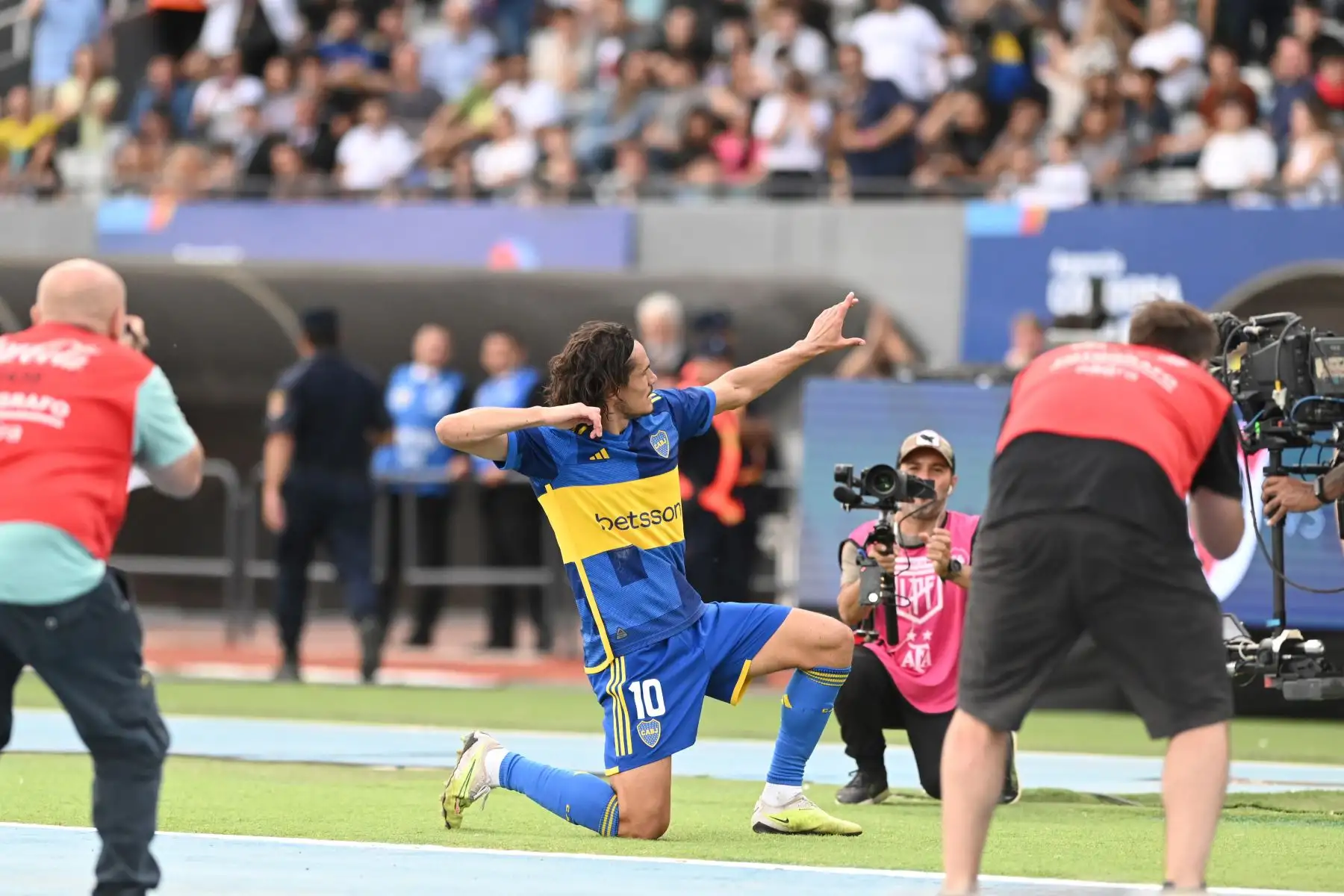 Edinson Cavani de Boca Juniors celebra un gol este domingo, en un partido de los cuartos de final de la Copa de la Liga argentina entre River Plate y Boca Juniors en el estadio Mario Alberto Kempes en Córdoba, Argentina. Foto: EFE