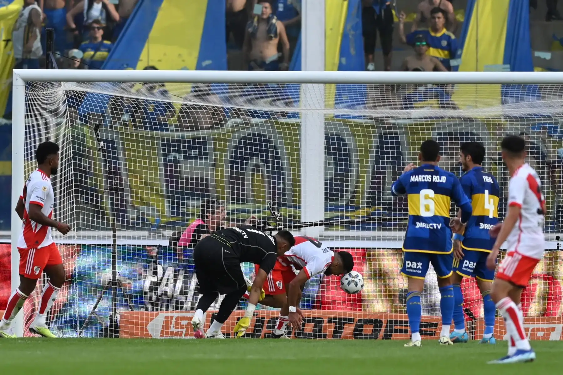 Paulo Díaz de River Plate cabecea para anotar un gol ante Boca Juniors este domingo, en un partido de los cuartos de final de la Copa de la Liga argentina entre River Plate y Boca Juniors en el estadio Mario Alberto Kempes en Córdoba, Argentina. Foto: EFE