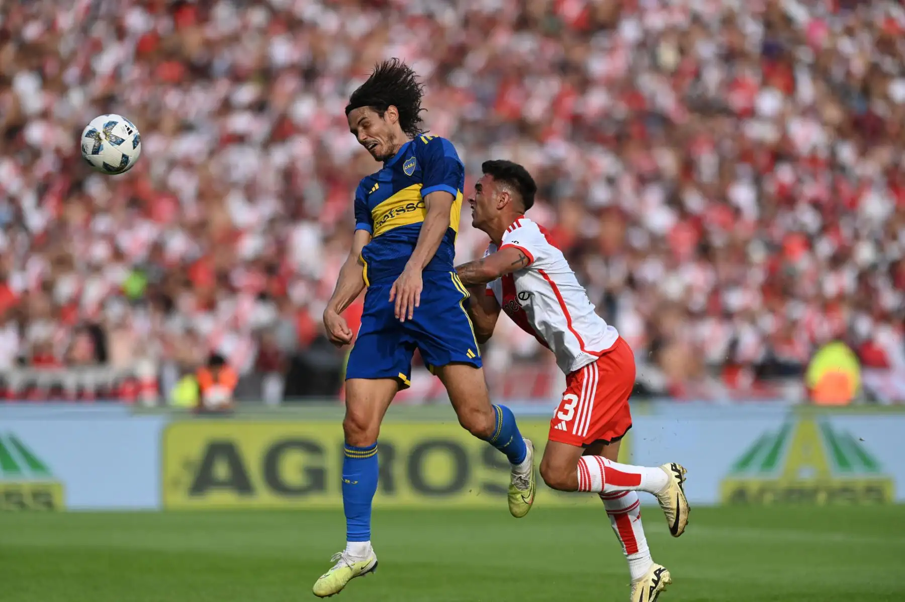 Enzo Díaz de River Plate disputa el balón con Edinson Cavani de Boca Juniors este domingo, en un partido de los cuartos de final de la Copa de la Liga argentina entre River Plate y Boca Juniors en el estadio Mario Alberto Kempes en Córdoba, Argentina.Foto: EFE