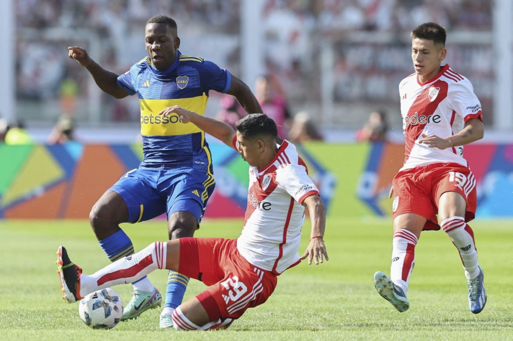 Luis Advíncula dio pase para el gol del empate para el Boca Juniors