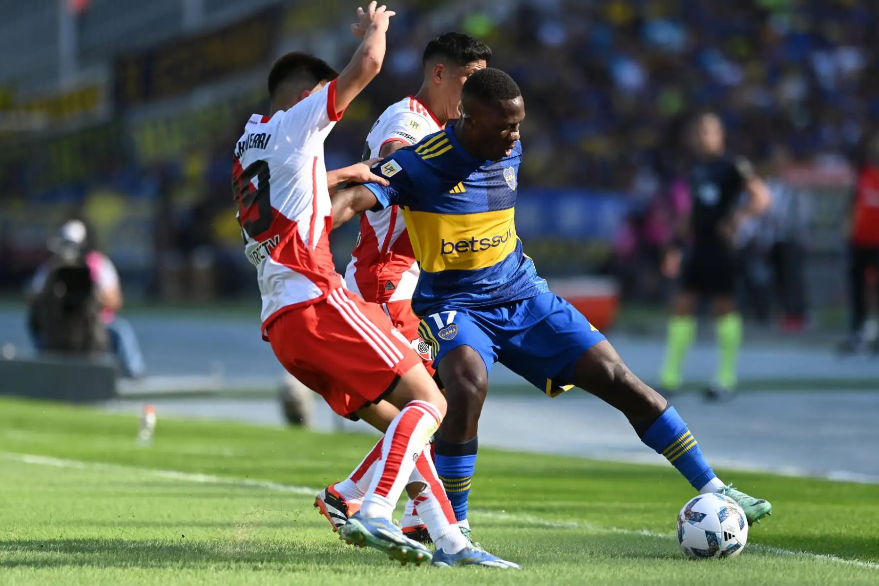 Enzo Díaz de River Plate disputa el balón con Luis Advíncula de Boca Juniors este domingo, en un partido de los cuartos de final de la Copa de la Liga argentina entre River Plate y Boca Juniors en el estadio Mario Alberto Kempes en Córdoba, Argentina. Foto: EFE