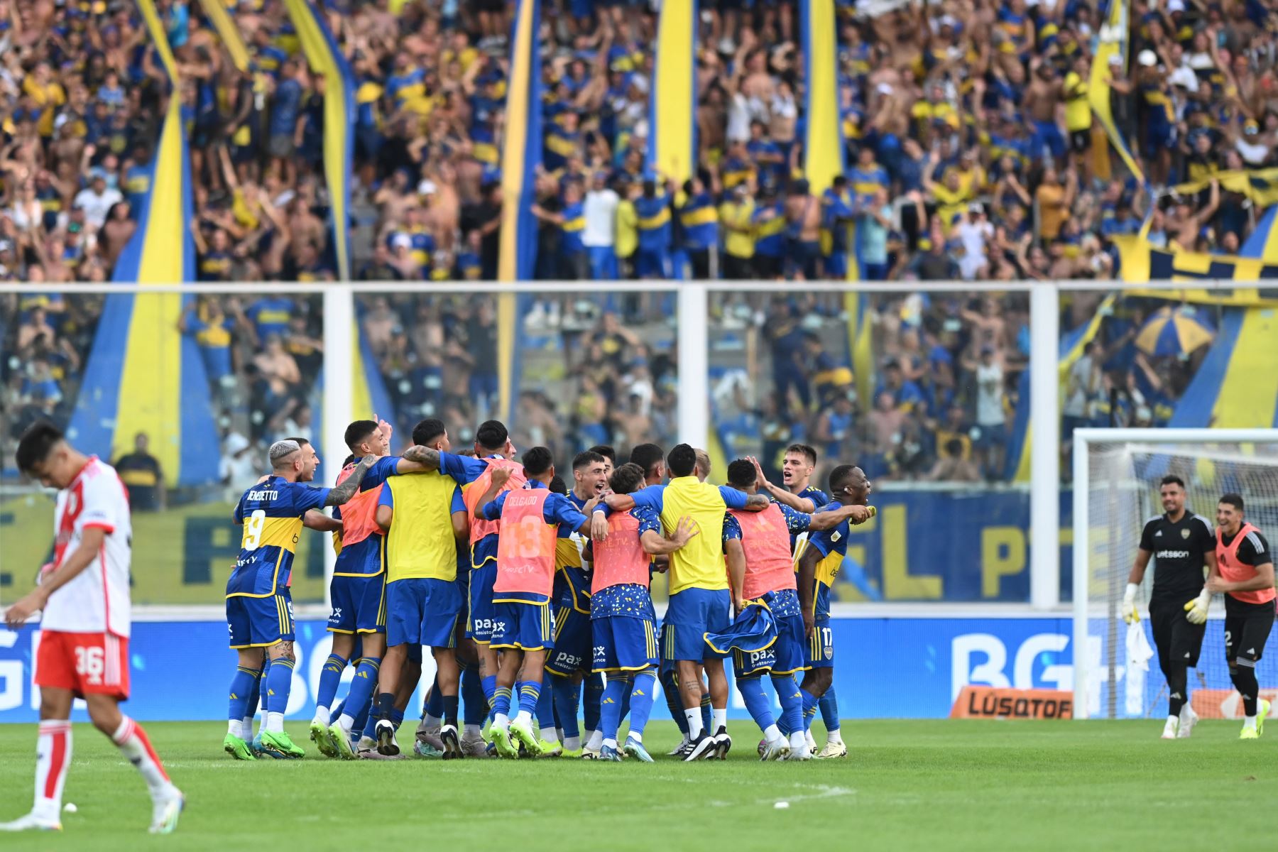 Jugadores de Boca Juniors celebran el triunfo de su equipo ante River Plate este domingo, en un partido de los cuartos de final de la Copa de la Liga argentina en el estadio Mario Alberto Kempes en Córdoba, Argentina. Foto: EFE