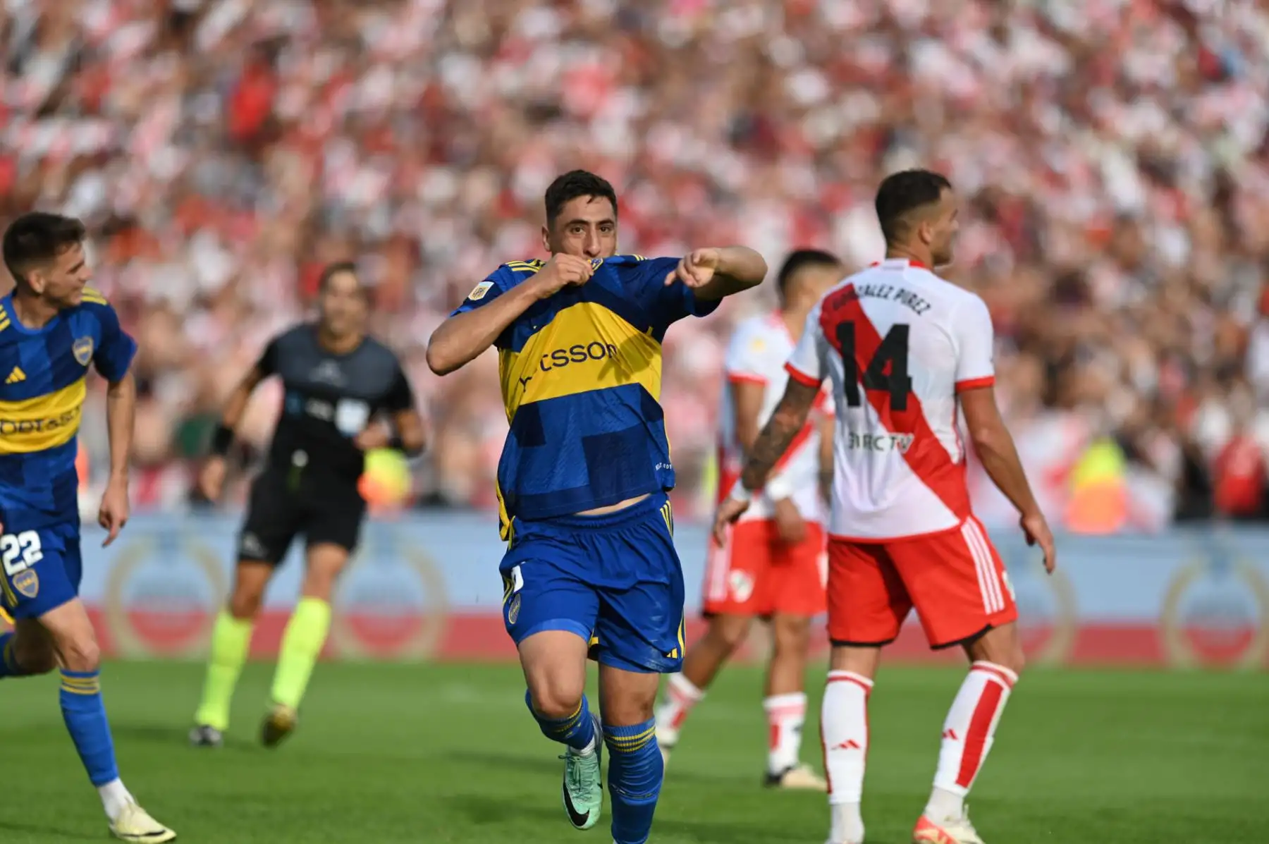 Miguel Merentiel de Boca Juniors celebra un gol ante River Plate este domingo, en un partido de los cuartos de final de la Copa de la Liga argentina entre River Plate y Boca Juniors en el estadio Mario Alberto Kempes en Córdoba, Argentina. Foto: EFE
