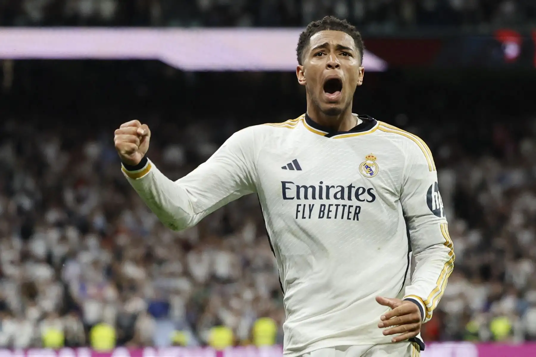 El centrocampista inglés del Real Madrid, Jude Bellingham, celebra tras marcar el tercer gol de su equipo durante el partido de fútbol de la liga española entre el Real Madrid FC y el FC Barcelona en el estadio Santiago Bernabeu de Madrid el 21 de abril de 2024. Foto: AFP
