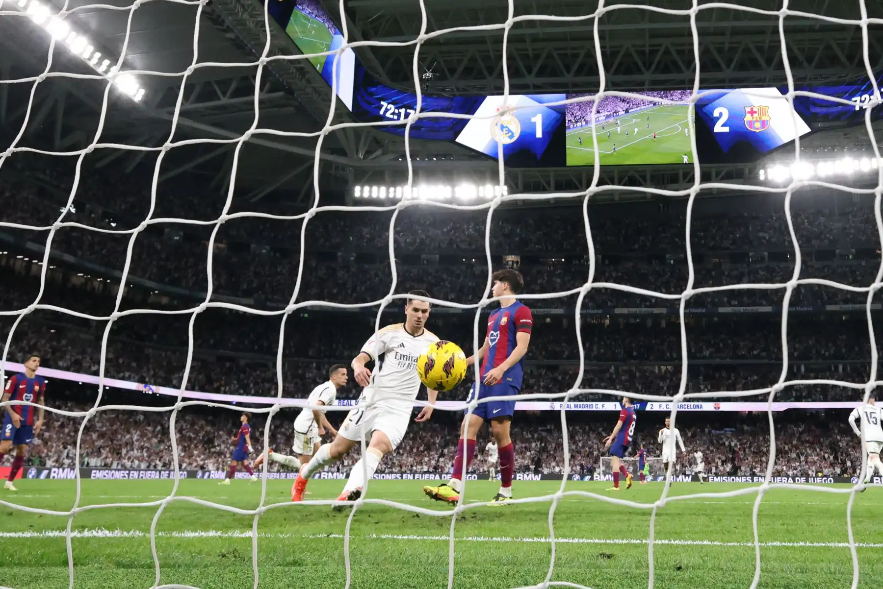 El delantero español del Real Madrid, Lucas Vázquez, celebra tras marcar el segundo gol de su equipo durante el partido de fútbol de la liga española entre el Real Madrid FC y el FC Barcelona en el estadio Santiago Bernabeu de Madrid el 21 de abril de 2024. Foto: AFP