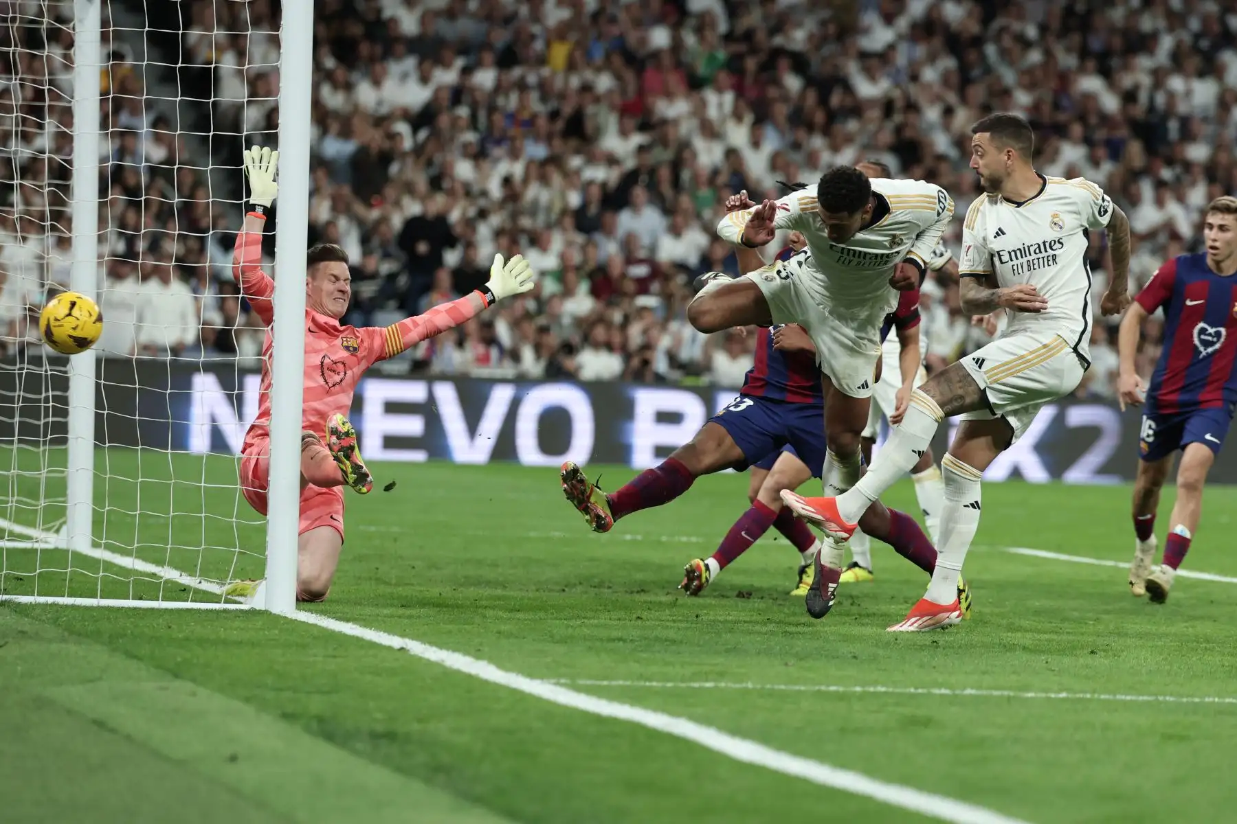 El centrocampista inglés del Real Madrid, Jude Bellingham, patea el balón durante el partido de fútbol de la liga española entre el Real Madrid FC y el FC Barcelona en el estadio Santiago Bernabeu de Madrid el 21 de abril de 2024. Foto: AFP
