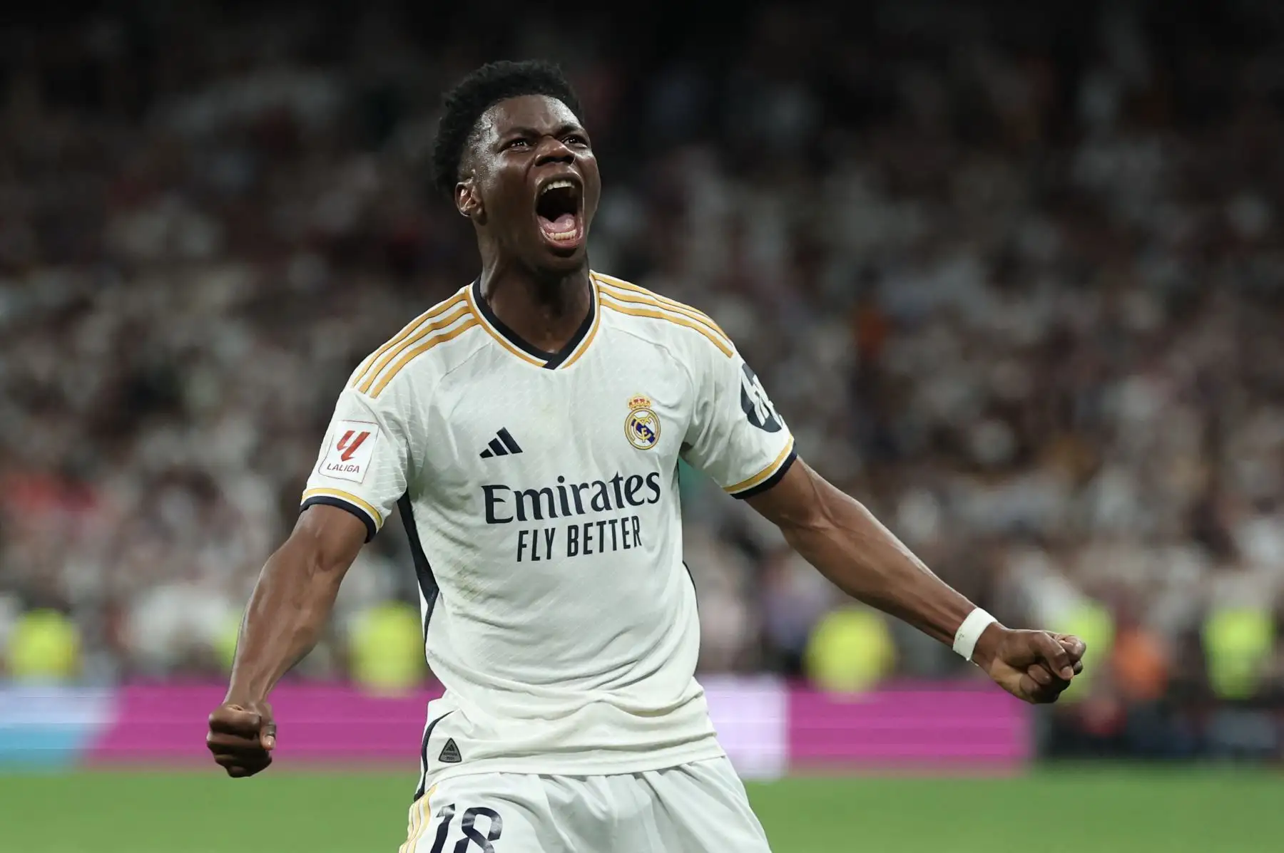 El defensa francés del Real Madrid, Aurelien Tchouameni, celebra el gol anotado por uno de sus compañeros de equipo durante el partido de fútbol de la liga española entre el Real Madrid FC y el FC Barcelona en el estadio Santiago Bernabeu de Madrid el 21 de abril de 2024. Foto: AFP