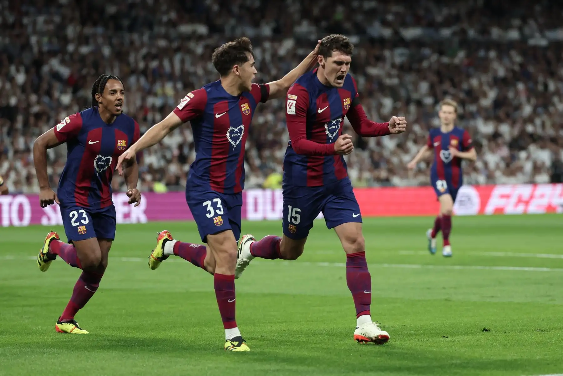 El defensor danés del Barcelona, Andreas Christensen, celebra el gol inicial con el defensor español de Barcelona, Pau Cubarsi, y el defensor francés de Barcelona, Jules Kounde, durante el partido de fútbol de la liga española entre el Real Madrid FC y el FC Barcelona en el Santiago Bernabeu Estadio de Madrid el 21 de abril de 2024. Foto: AFP