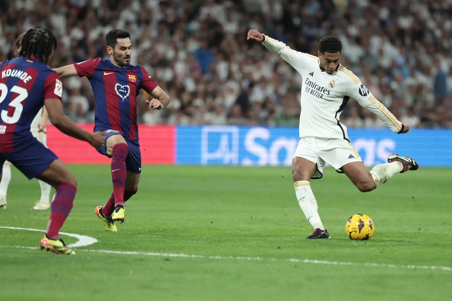 El centrocampista inglés del Real Madrid, Jude Bellingham, patea el balón durante el partido de fútbol de la liga española entre el Real Madrid FC y el FC Barcelona en el estadio Santiago Bernabeu de Madrid el 21 de abril de 2024. Foto: AFP