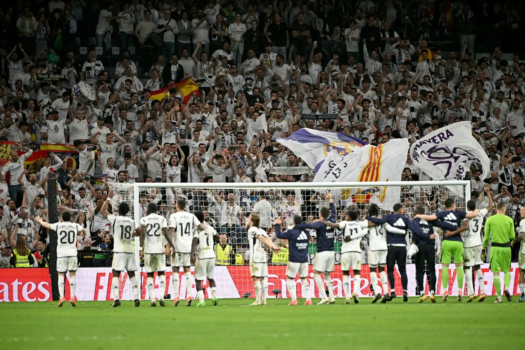 Jugadores del Real Madrid celebran la victoria de su equipo con sus seguidores al final del partido de fútbol de la liga española entre el Real Madrid FC y el FC Barcelona en el estadio Santiago Bernabeu de Madrid el 21 de abril de 2024. Foto: AFP