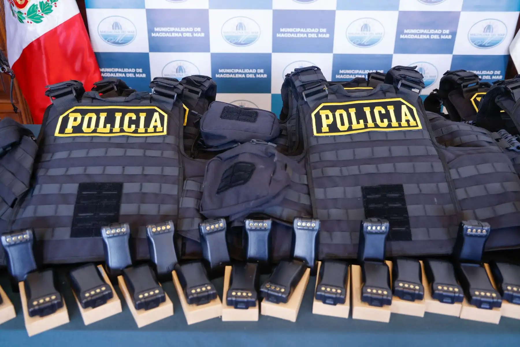 Además de los chalecos antibalas, se sumó a la donación 30 baterías para los equipos de comunicación con los que cuentan los policías de la Comisaría de Magdalena. Foto: Municipalidad de Magdalena