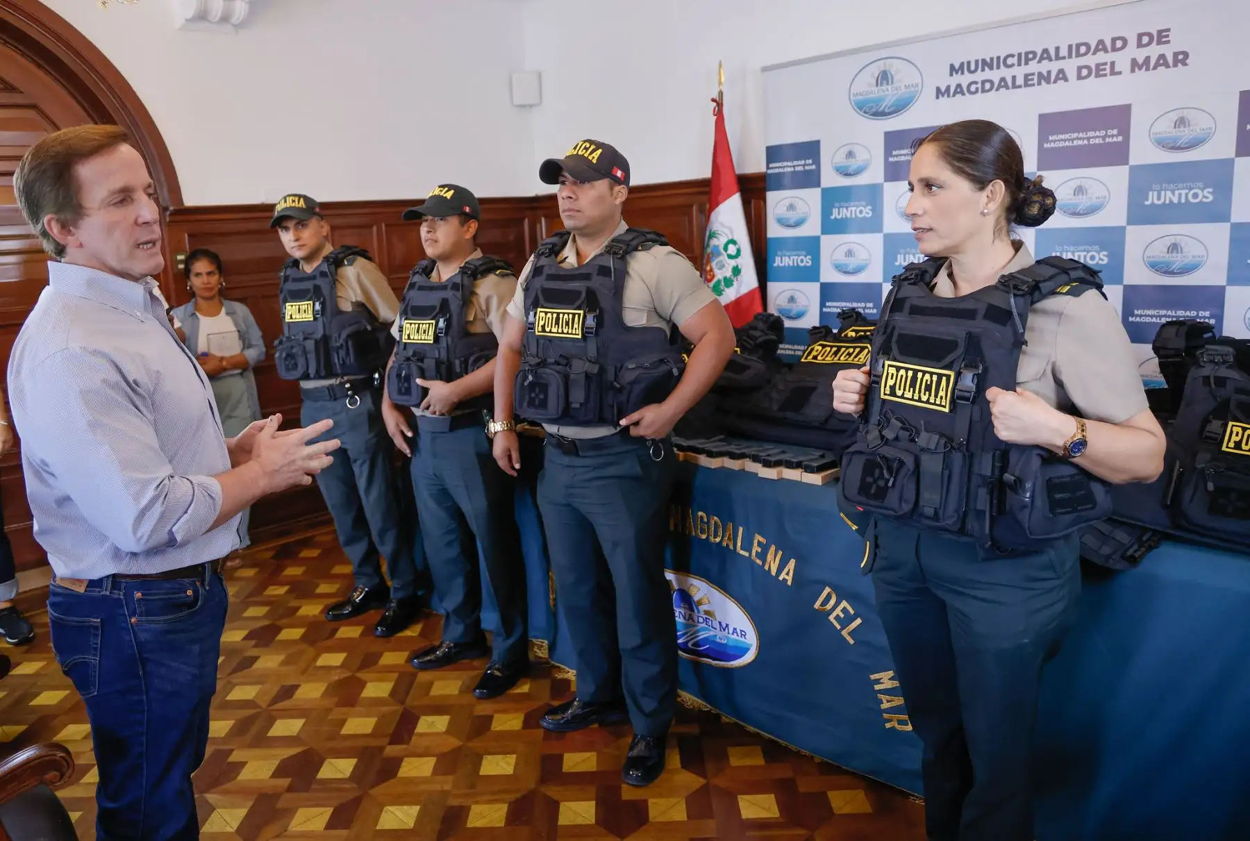El alcalde de Magdalena, Francis Allison, donó a la comisaría de su distrito 20 chalecos antibalas con la capacidad de resistir ataques de armas de fuego incluso de calibre 45. Foto: Municipalidad de Magdalena