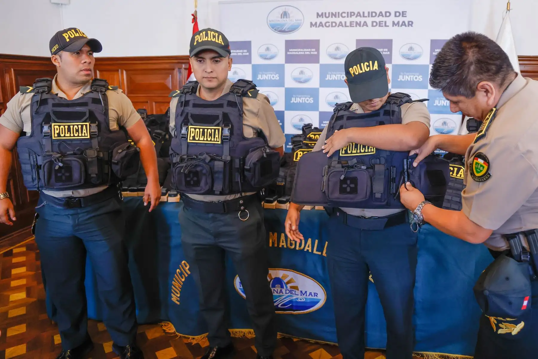 El alcalde de Magdalena, Francis Allison, donó a la comisaría de su distrito 20 chalecos antibalas con la capacidad de resistir ataques de armas de fuego incluso de calibre 45. Foto: Municipalidad de Magdalena