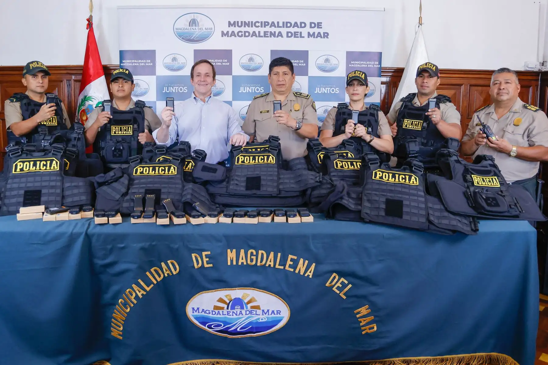 El alcalde de Magdalena, Francis Allison, donó a la comisaría de su distrito 20 chalecos antibalas con la capacidad de resistir ataques de armas de fuego incluso de calibre 45. Foto: Municipalidad de Magdalena