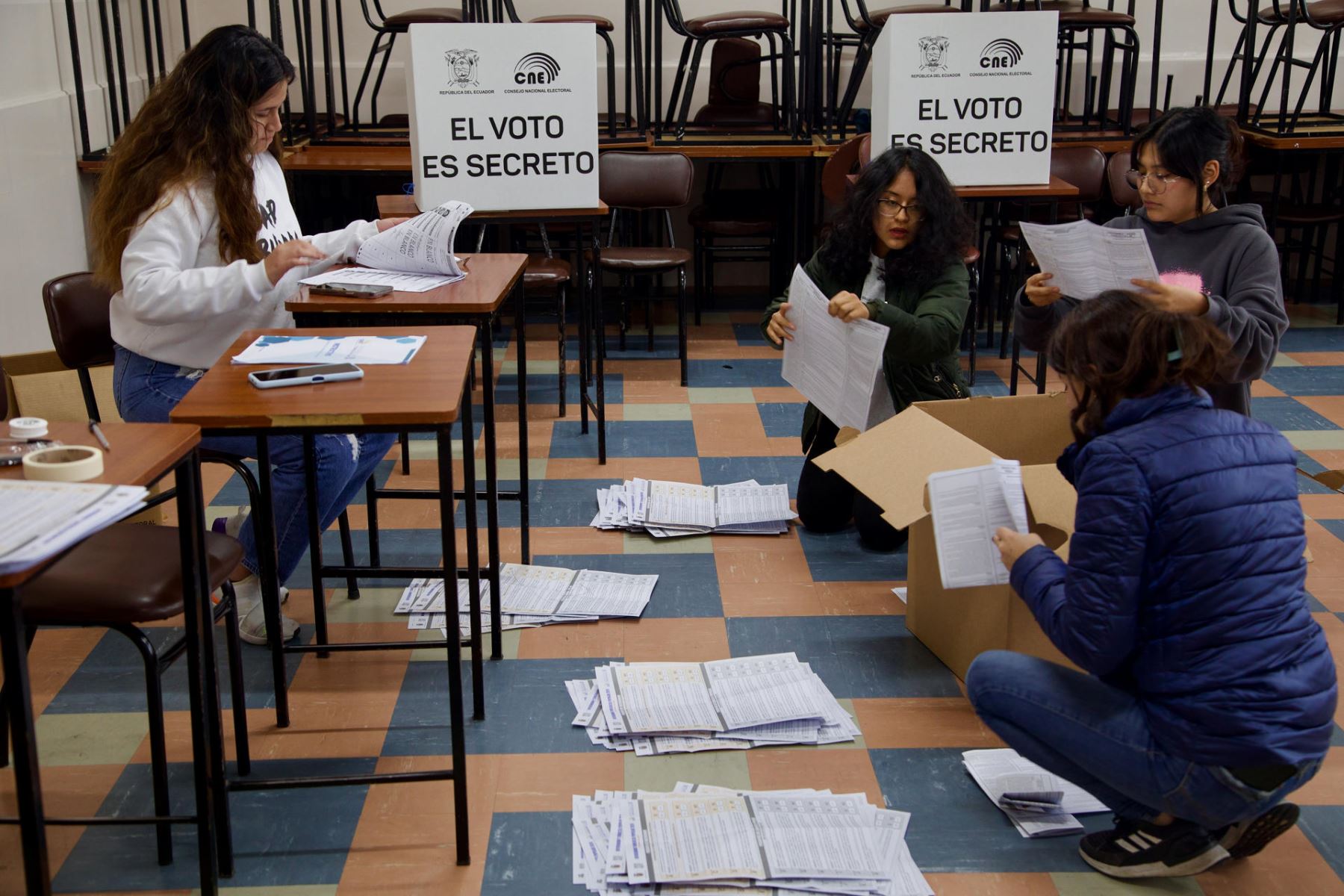 La votación del referéndum convocado para este domingo en Ecuador por el presidente Daniel Noboa fue para decidir sobre reformas en materia de seguridad, justicia, inversiones y trabajo concluyó con una participación de alrededor del 72 % de los 13,6 millones de ecuatorianos que estaban convocados a las urnas. Foto: EFE