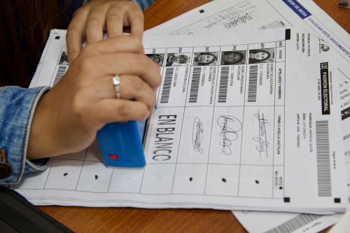 Referéndum en Ecuador culminó con normalidad y con un 72% de participación ciudadana