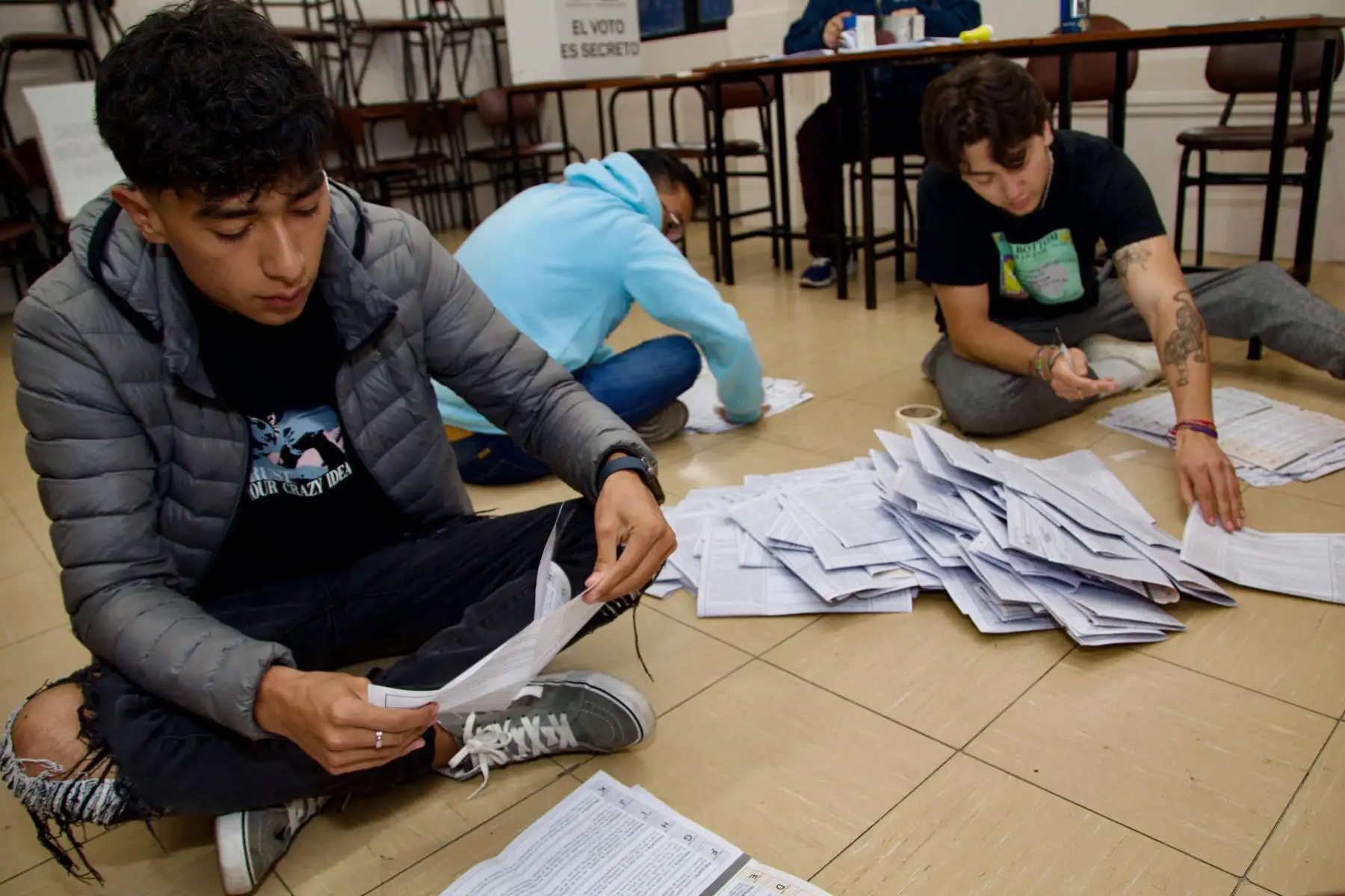 Ciudadanos inician el conteo de la votación del referéndum este domingo en Quito, Ecuador. La votación del referéndum convocado para este domingo en Ecuador por el presidente Daniel Noboa fue para decidir sobre reformas en materia de seguridad, justicia, inversiones y trabajo concluyó con una participación de alrededor del 72 % de los 13,6 millones de ecuatorianos que estaban convocados a las urnas. Foto: EFE