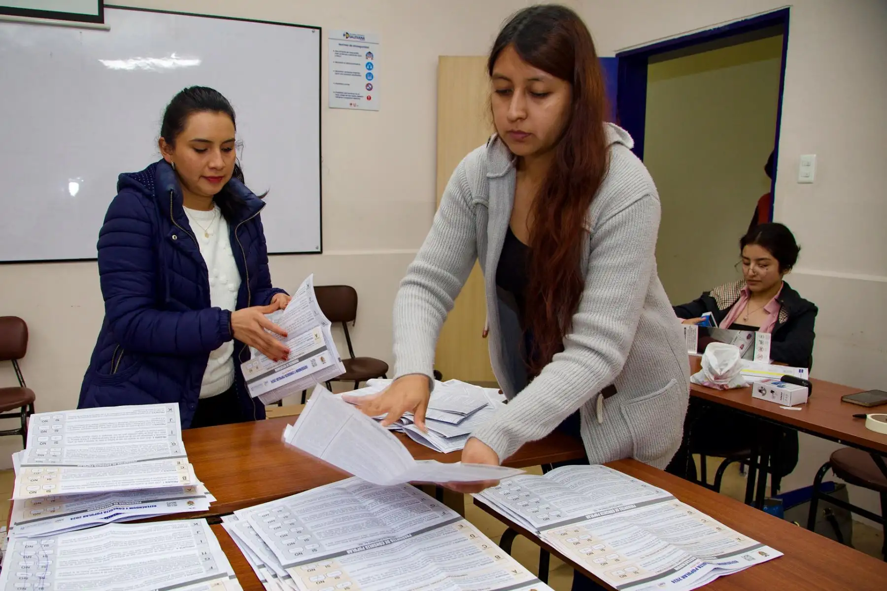 Ciudadanos inician el conteo de la votación del referéndum este domingo en Quito, Ecuador. La votación del referéndum convocado para este domingo en Ecuador por el presidente Daniel Noboa fue para decidir sobre reformas en materia de seguridad, justicia, inversiones y trabajo concluyó con una participación de alrededor del 72 % de los 13,6 millones de ecuatorianos que estaban convocados a las urnas. Foto: EFE