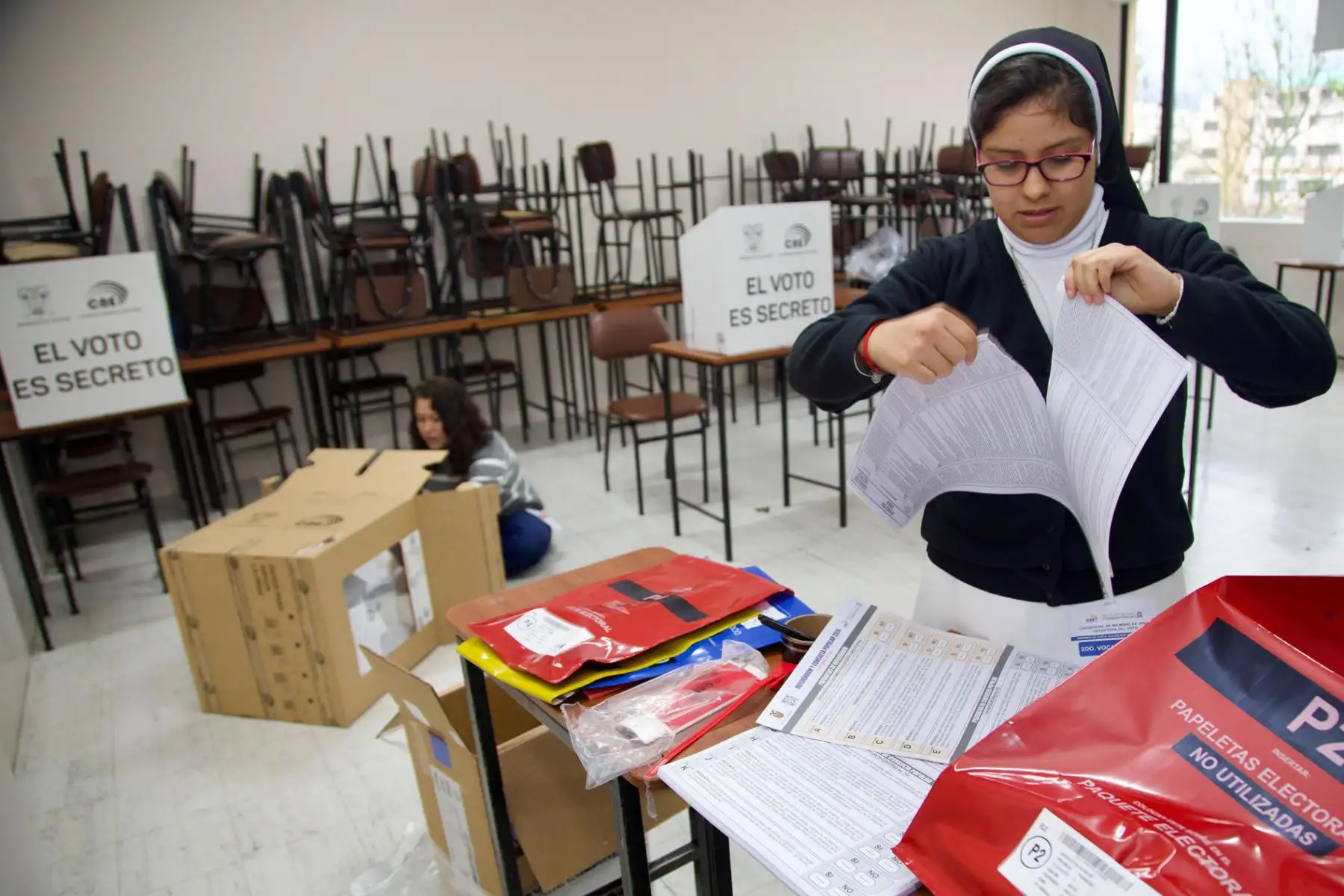 La votación del referéndum convocado para este domingo en Ecuador por el presidente Daniel Noboa fue para decidir sobre reformas en materia de seguridad, justicia, inversiones y trabajo concluyó con una participación de alrededor del 72 % de los 13,6 millones de ecuatorianos que estaban convocados a las urnas. Foto: EFE