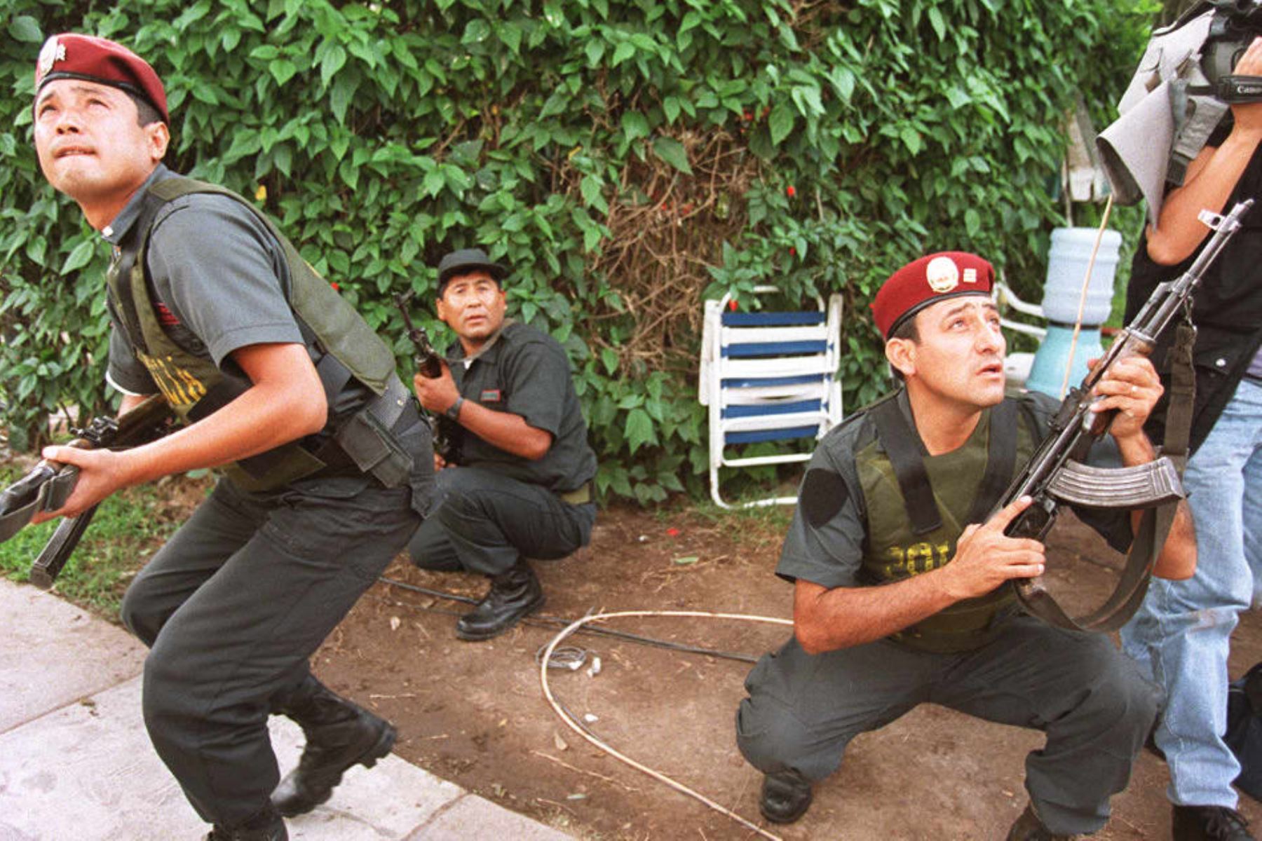 Tropas y policías peruanos se despliegan cerca de la residencia del embajador japonés el 22 de abril mientras fuerzas especiales asaltan la residencia para liberar a 72 rehenes retenidos durante 18 semanas por los terroristas del MRTA. Foto: AFP