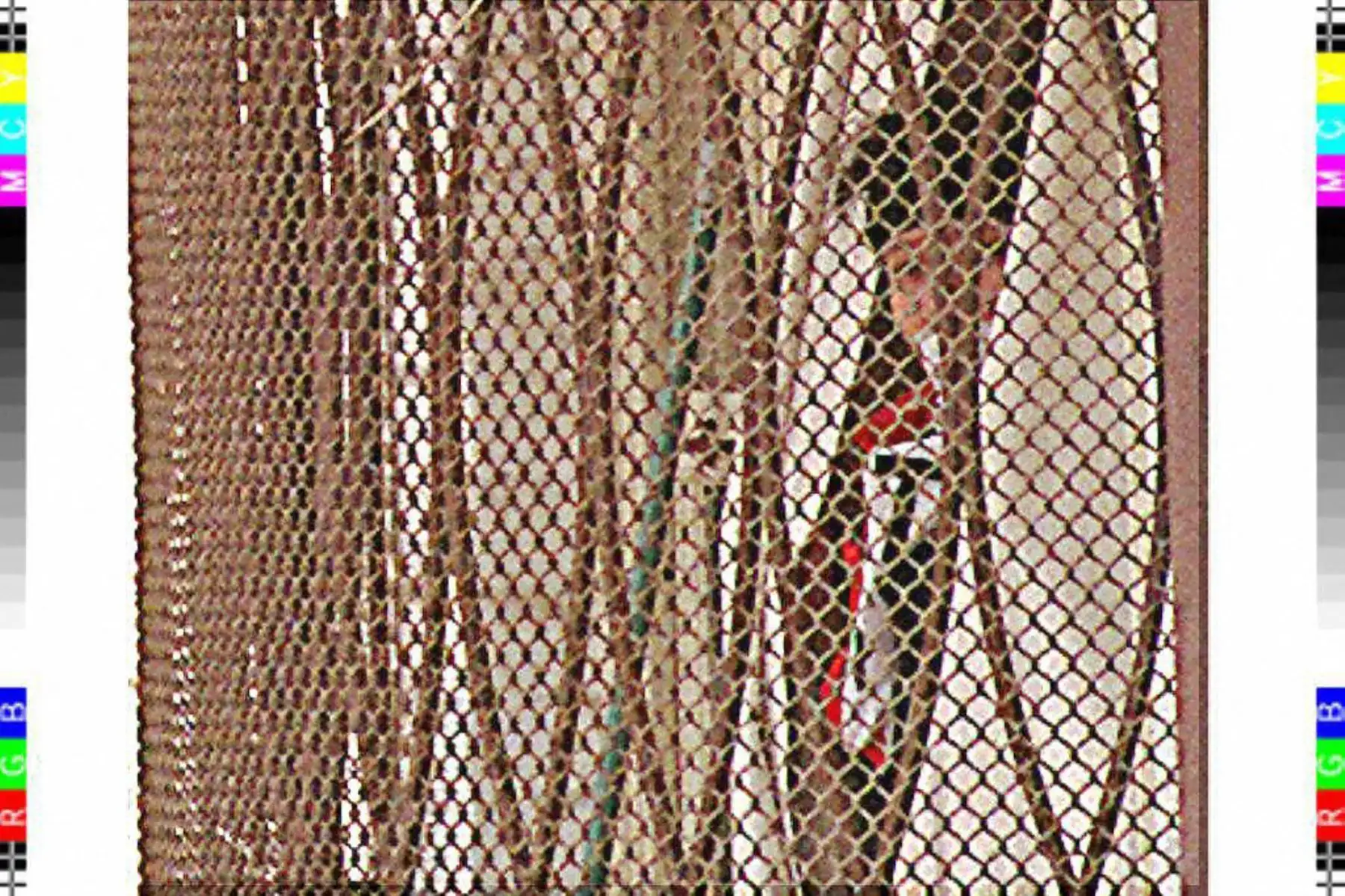 Un miembro del grupo terrorista del MRTA en la residencia del embajador del Japón. Foto: AFP