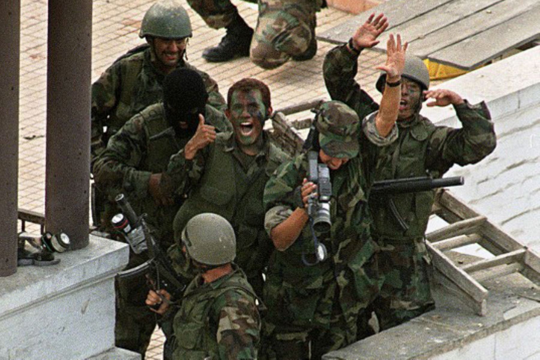 Comandos Chavín de Huántar celebran en el techo de la residencia del embajador japonés en Lima el 22 de abril de 1997 después de que irrumpieron en la residencia para rescatar a los rehenes retenidos durante 18 semanas por los terroristas del MRTA. Foto: AFP
