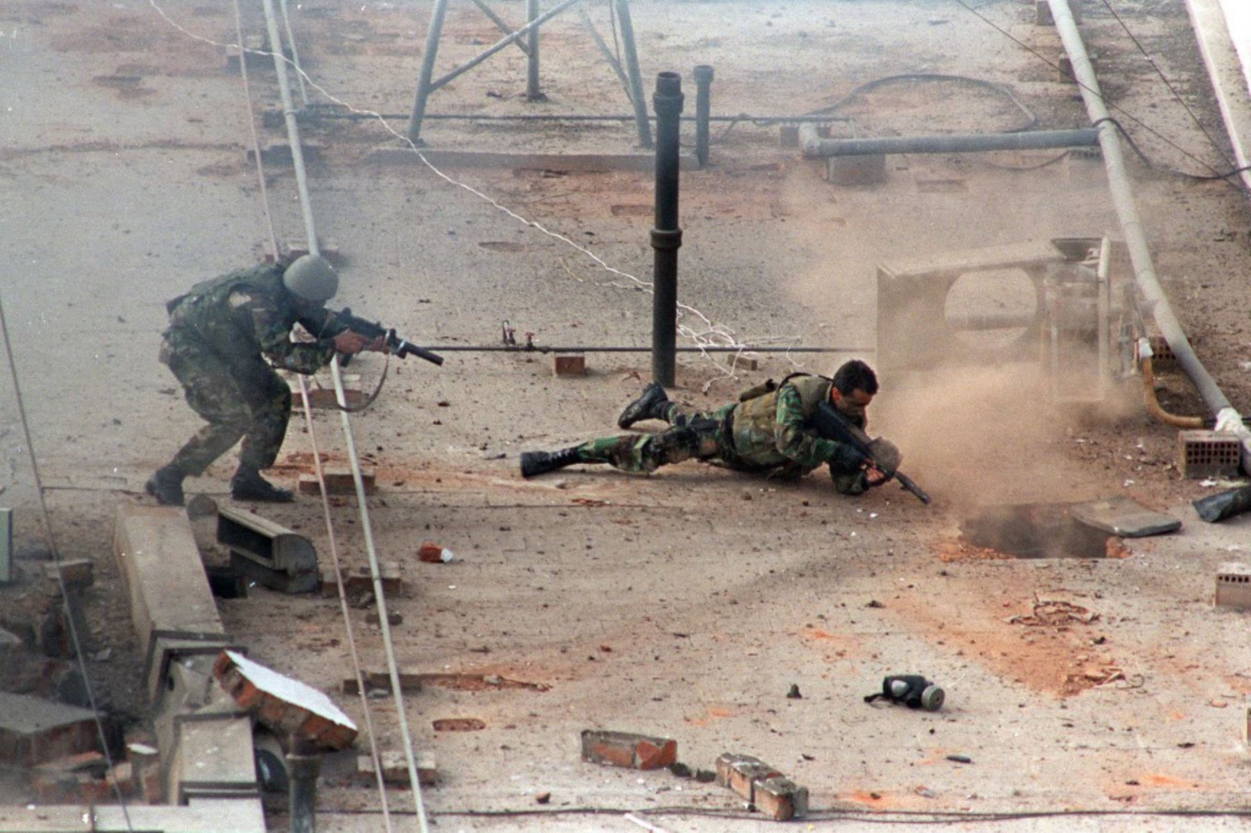 Comandos Chavín de Huántar  apuntan con sus armas a un agujero provocado por una explosión en el techo de la residencia del embajador japonés el 22 de abril de 1997. Foto: AFP