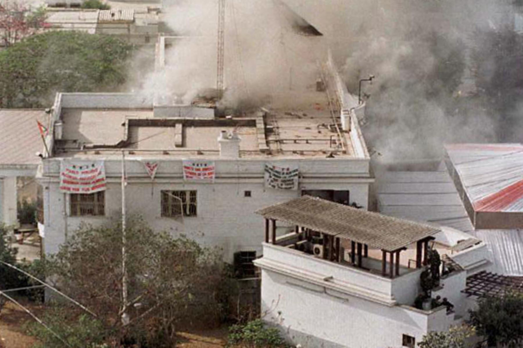 Explosiones en la residencia del embajador japonés en Lima el 22 de abril. Foto: AFP
