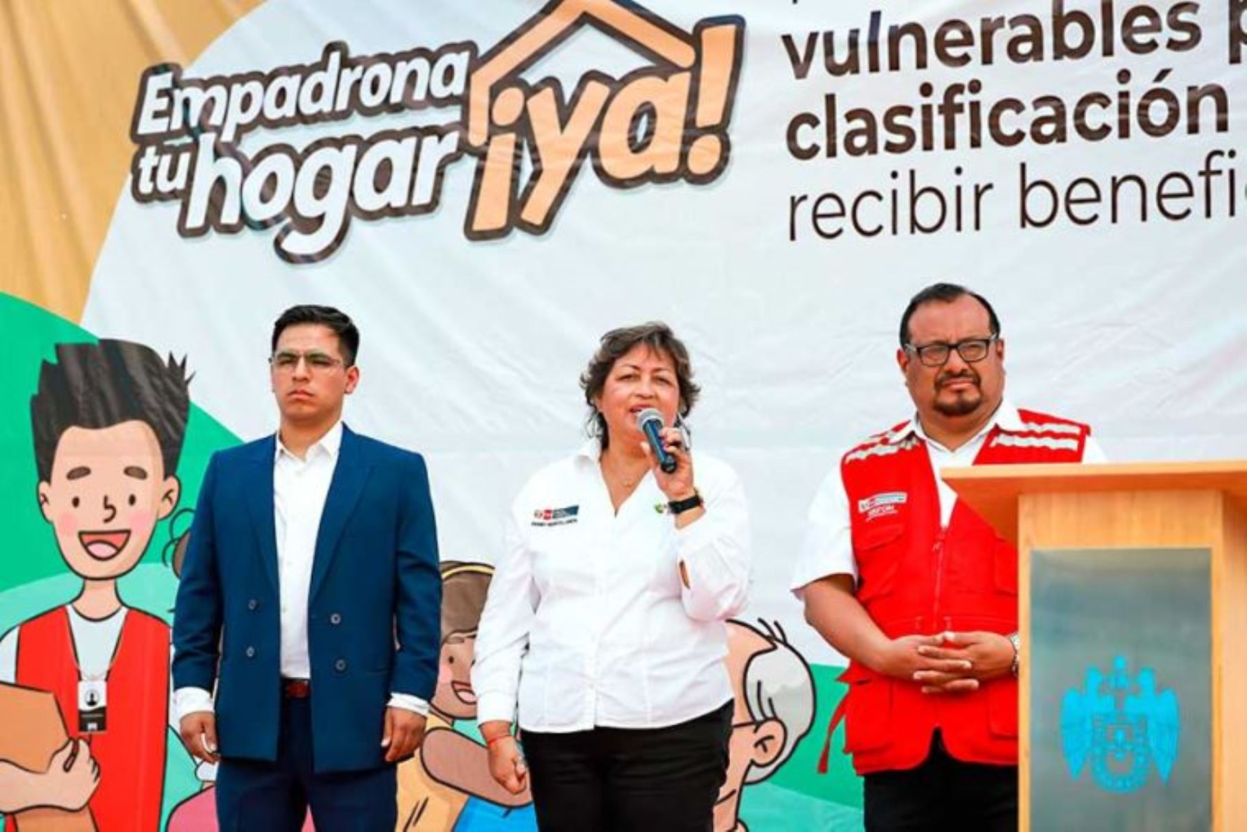 Viceministra de Políticas y Evaluación Social, Fanny Montellanos, director general de Focalización e Información Social, Javier Paulini y Franco Vidal, alcalde distrital de Ate lanzaron campaña en el distrito.