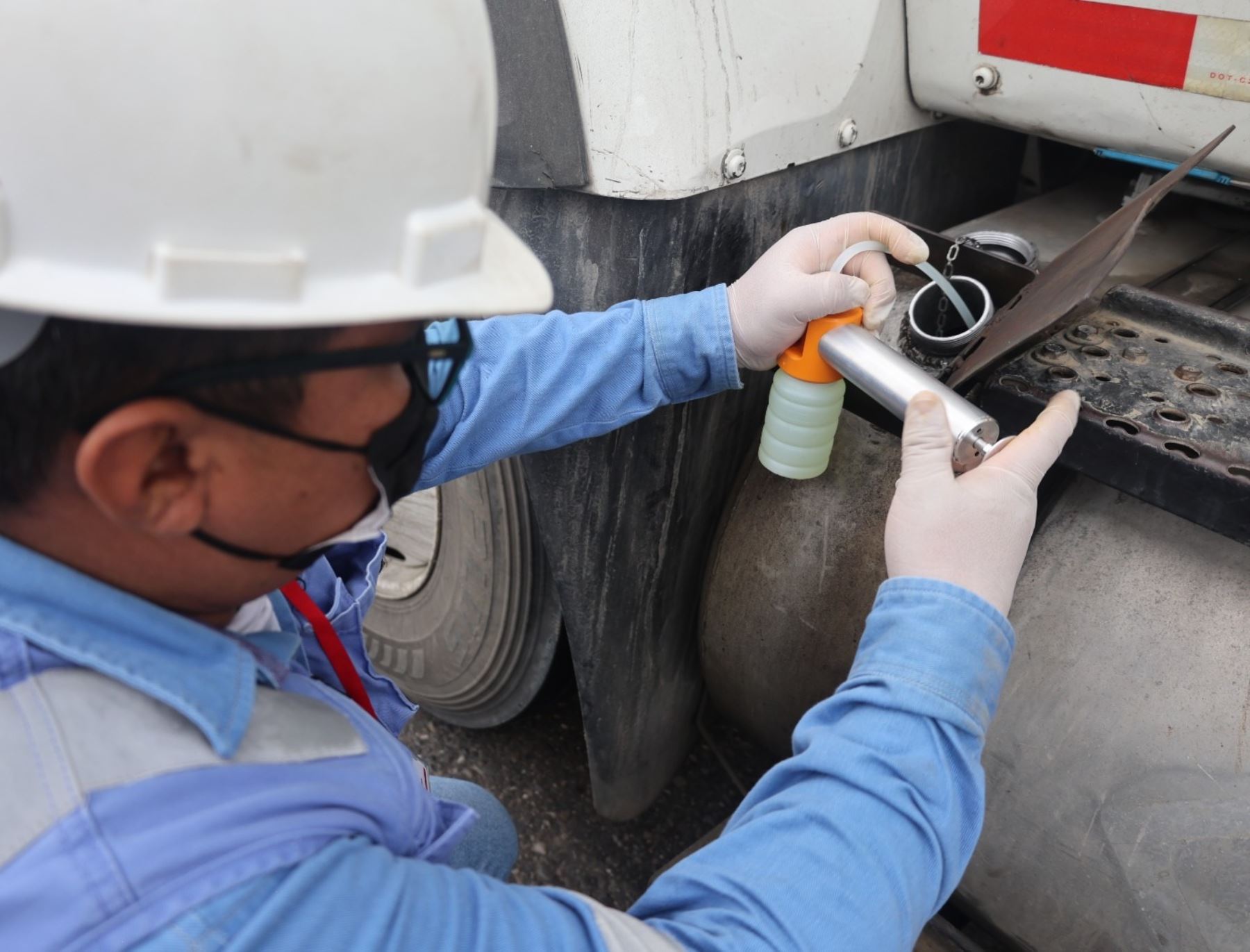 Inspectores de Osinergmin supervisan vehículos procedentes de Ecuador para verificar la calidad del combustible que utilizan las unidades que ingresan al país por la frontera norte.  ANDINA/Difusión