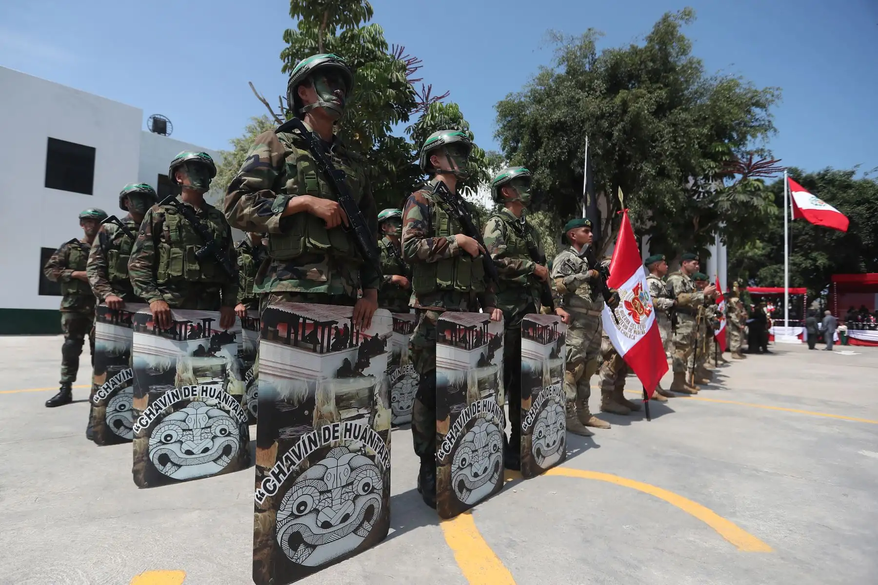 La presidenta de la República, Dina Boluarte, lideró la ceremonia por el XXVII aniversario de la operación Chavín de Huántar, Día del Valor Militar y Día de los Defensores de la Democracia. Foto: ANDINA/Presidencia
