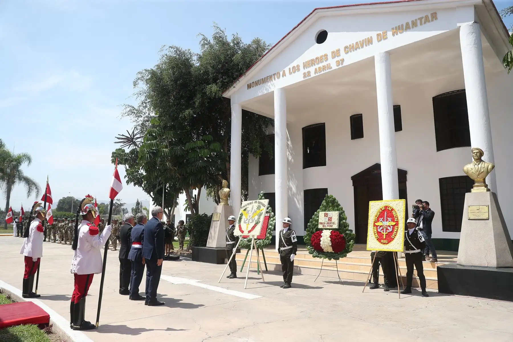La presidenta de la República, Dina Boluarte, lideró la ceremonia por el XXVII aniversario de la operación Chavín de Huántar, Día del Valor Militar y Día de los Defensores de la Democracia. Foto: ANDINA/Presidencia