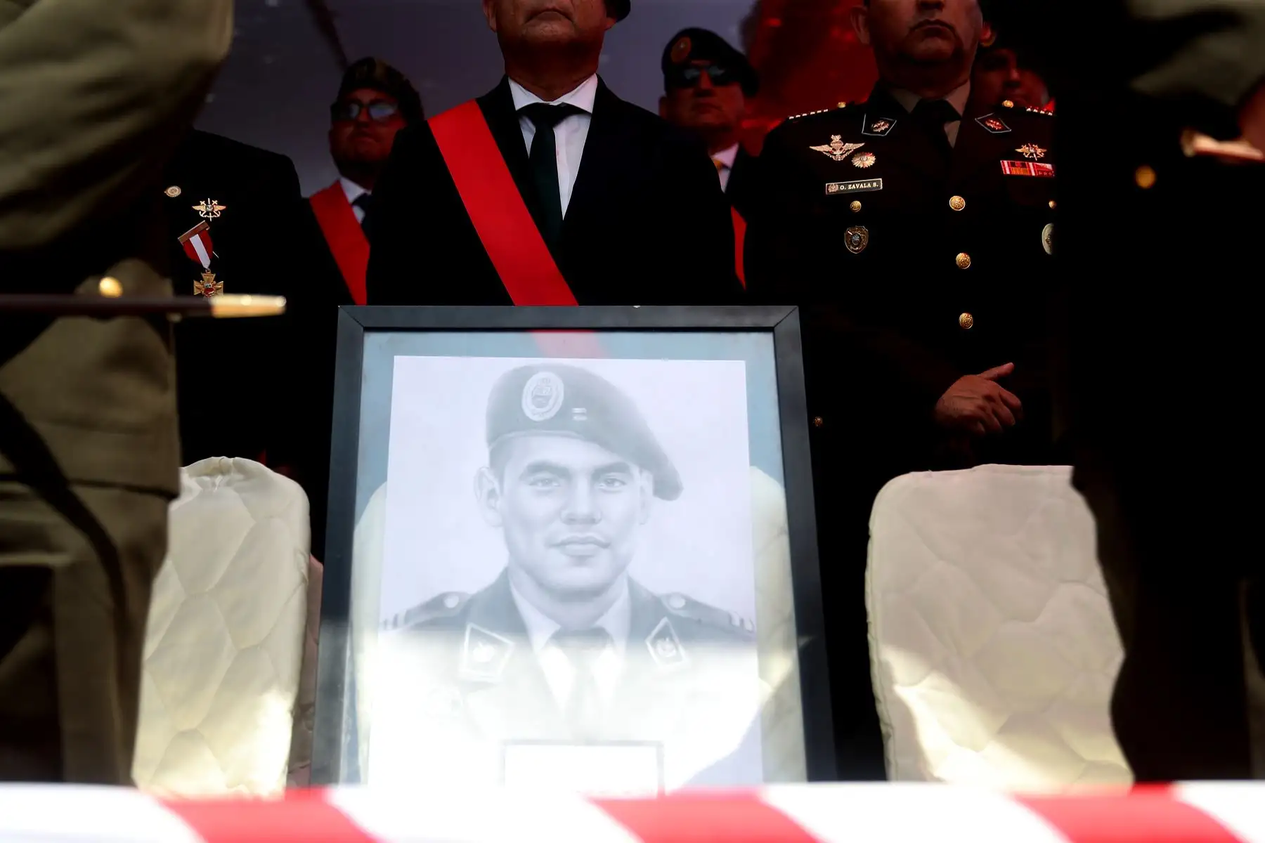 La presidenta de la República, Dina Boluarte, lideró la ceremonia por el XXVII aniversario de la operación Chavín de Huántar, Día del Valor Militar y Día de los Defensores de la Democracia. Foto: ANDINA/Presidencia