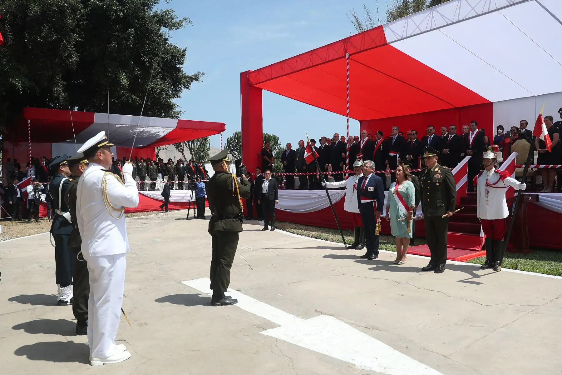 La presidenta de la República, Dina Boluarte, lideró la ceremonia por el XXVII aniversario de la operación Chavín de Huántar, Día del Valor Militar y Día de los Defensores de la Democracia. Foto: ANDINA/Presidencia