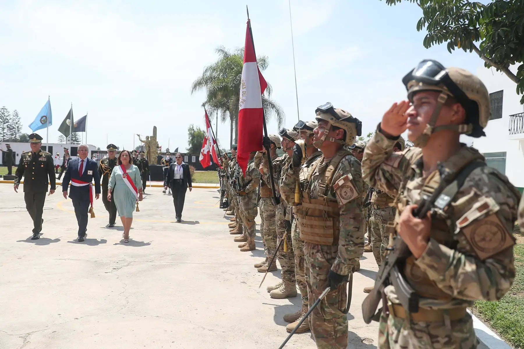La presidenta de la República, Dina Boluarte, lideró la ceremonia por el XXVII aniversario de la operación Chavín de Huántar, Día del Valor Militar y Día de los Defensores de la Democracia. Foto: ANDINA/Presidencia