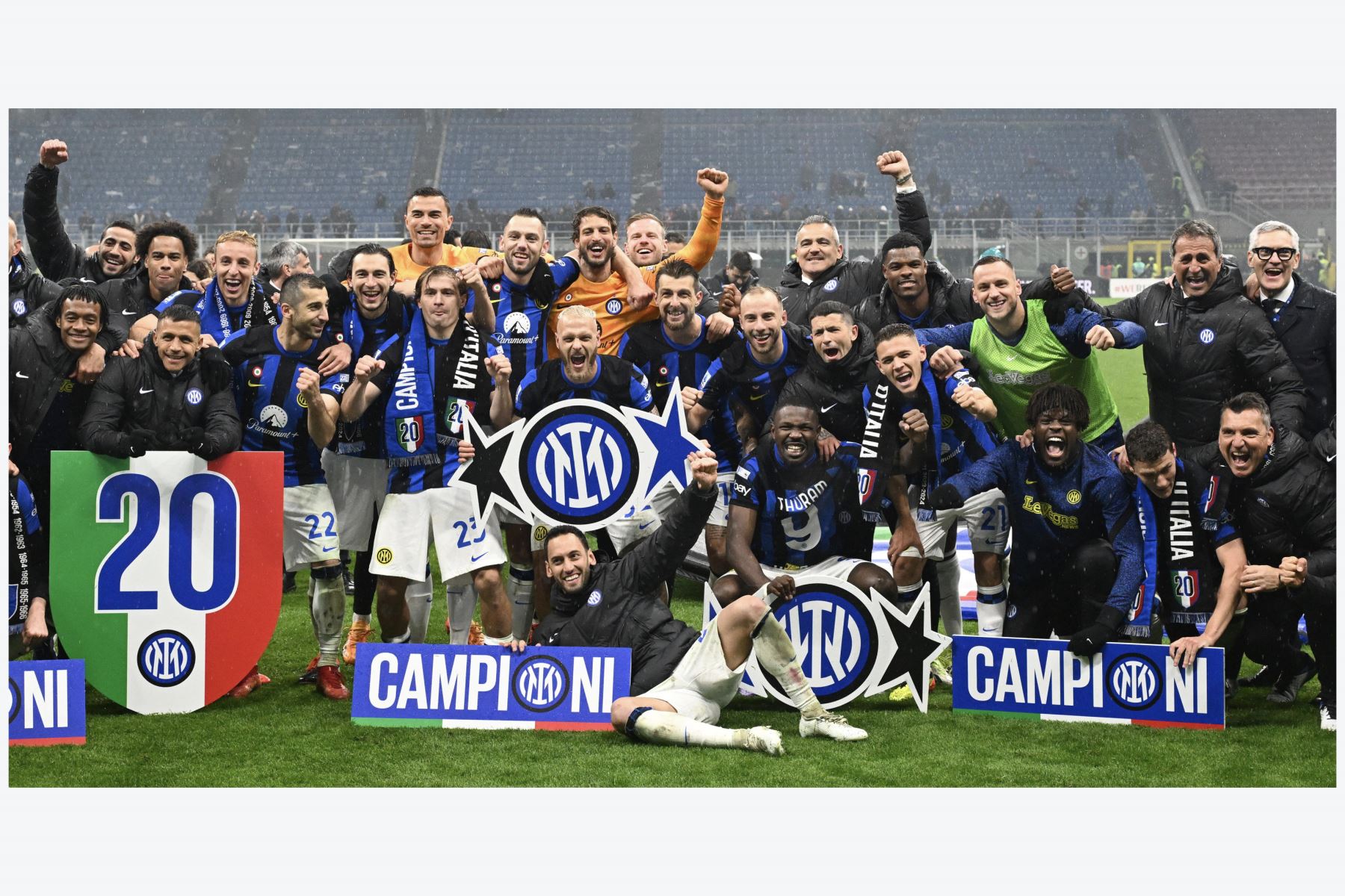 Los jugadores y el personal del Inter celebran haber ganado el título de la Serie A tras ganar el partido de fútbol de la Serie A italiana entre el AC Milan y el FC Inter, en Milán, el 22 de abril de 2024.
Foto: EFE