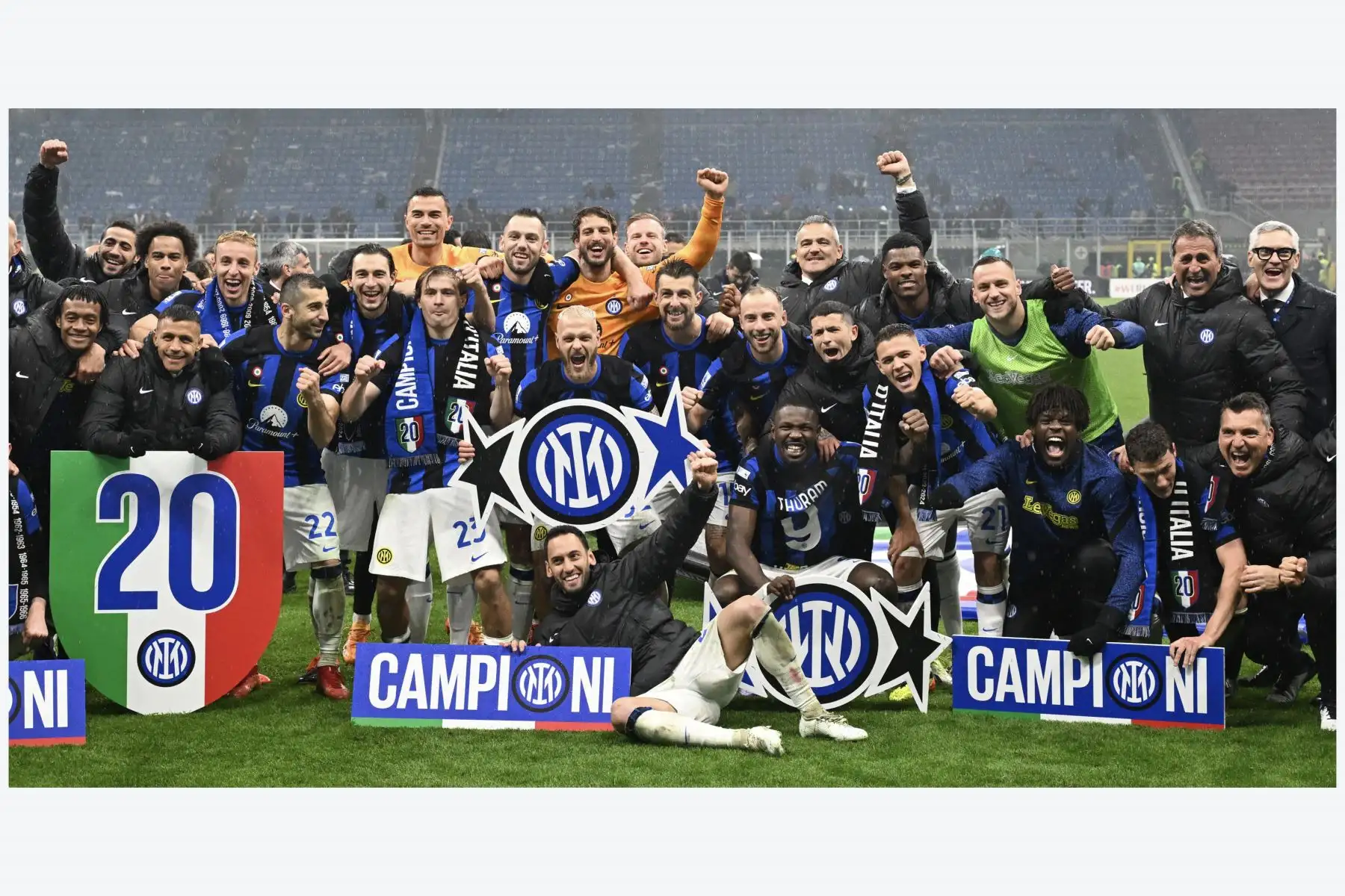 Los jugadores y el personal del Inter celebran haber ganado el título de la Serie A tras ganar el partido de fútbol de la Serie A italiana entre el AC Milan y el FC Inter, en Milán, el 22 de abril de 2024.
Foto: EFE